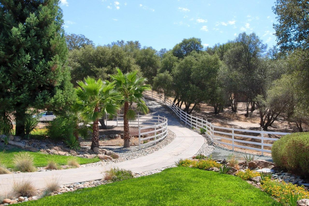 45858 Old Corral Rd, Oakhurst, CA 93614