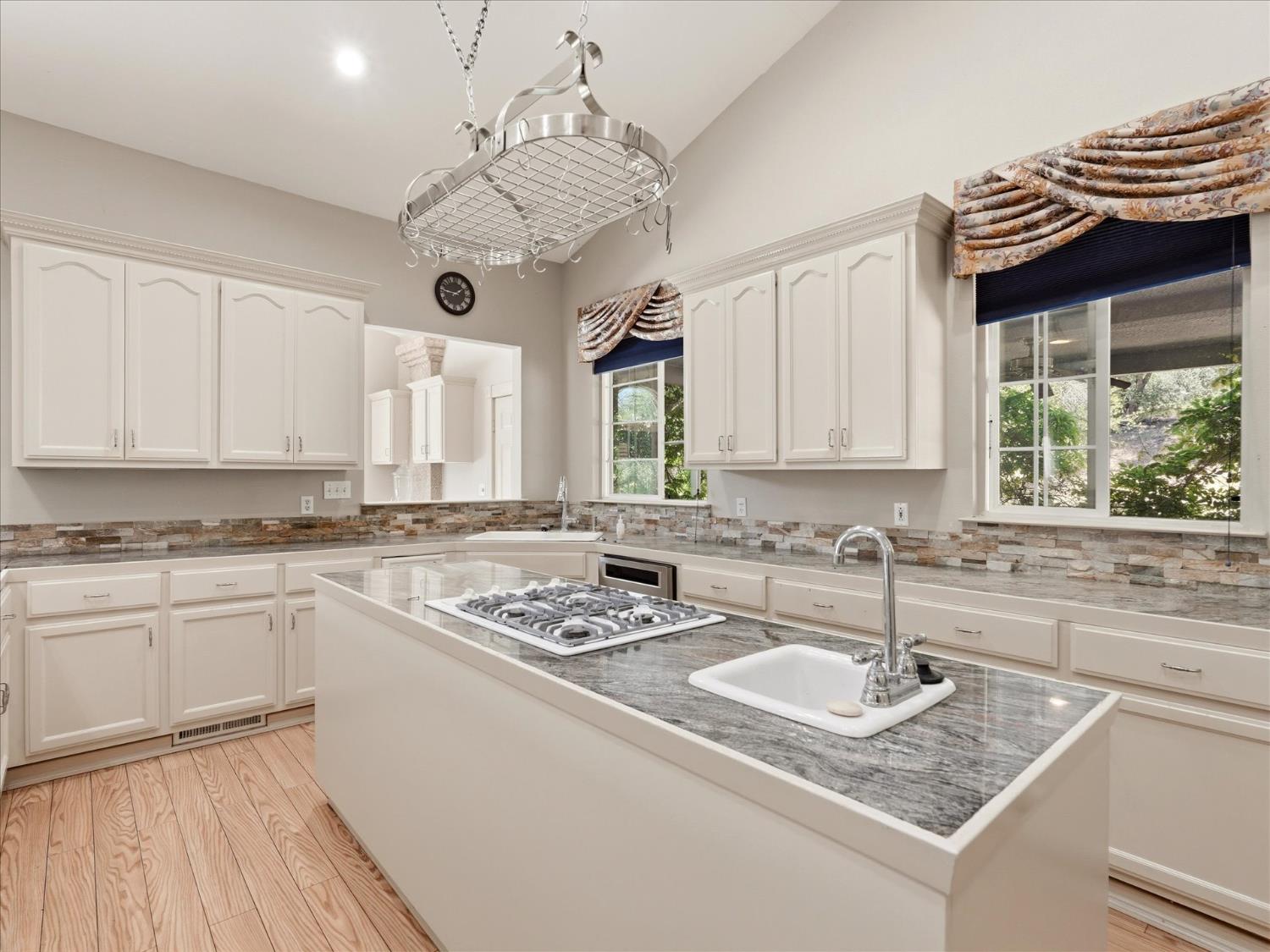 45858 Old Corral Rd, Oakhurst, CA 93614