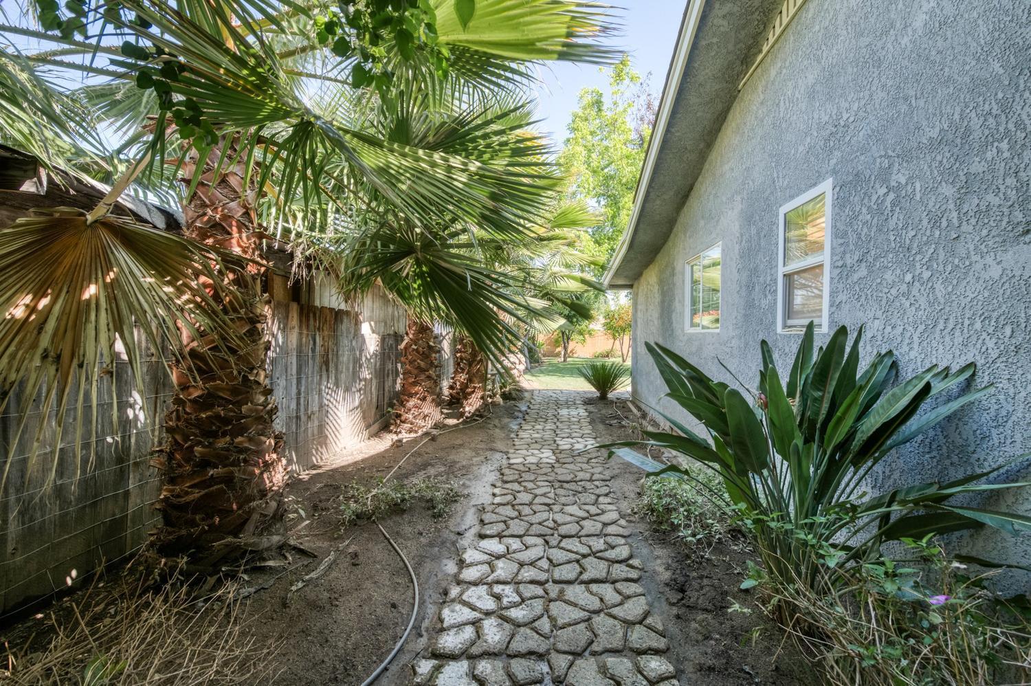 384 W Fir Ave, Pinedale, CA 93650