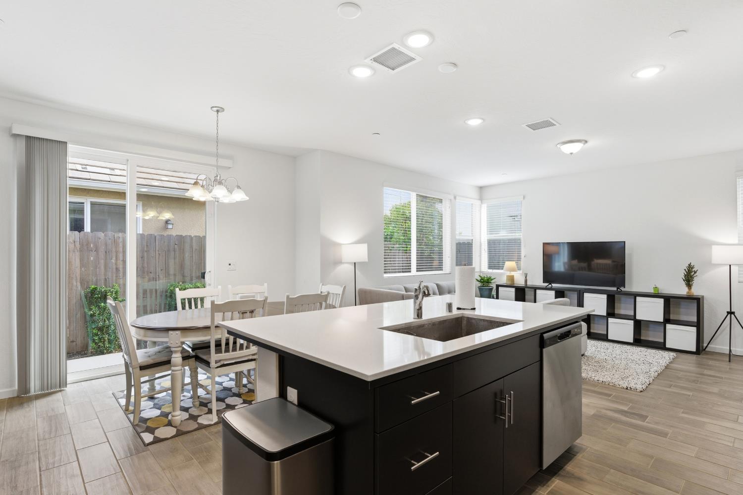 479 Farmhouse Ln, Clovis, CA 93619