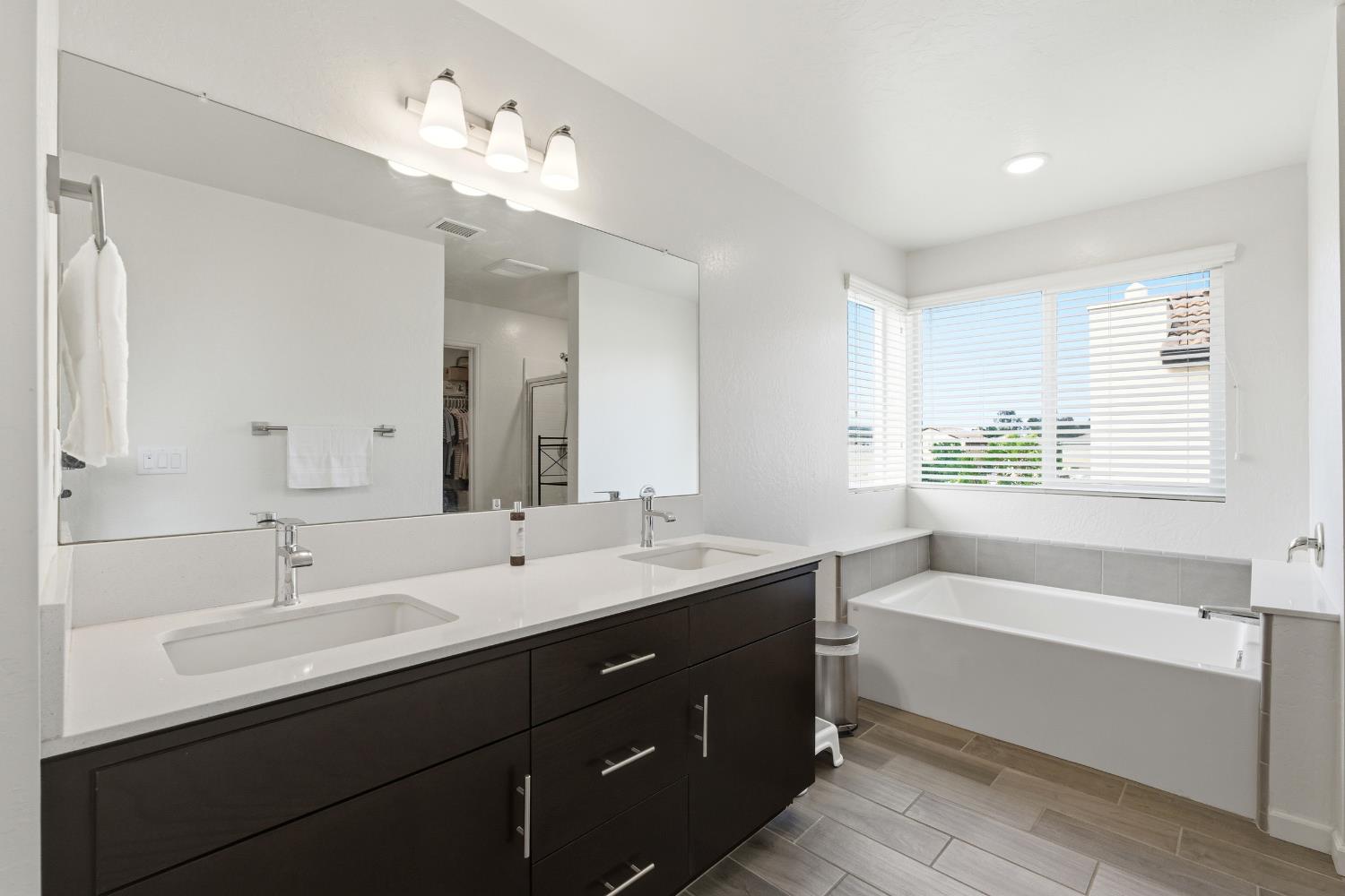 479 Farmhouse Ln, Clovis, CA 93619