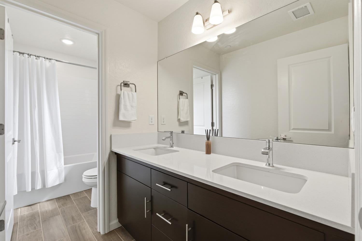 479 Farmhouse Ln, Clovis, CA 93619