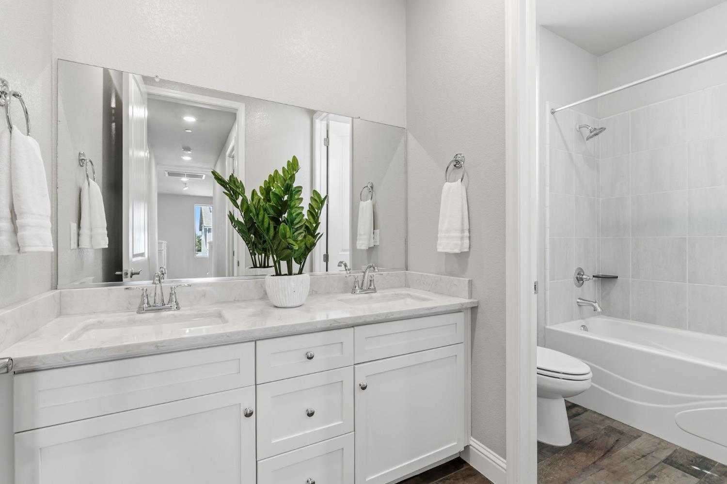 1257 E Via Ulivo, Fresno, CA 93730