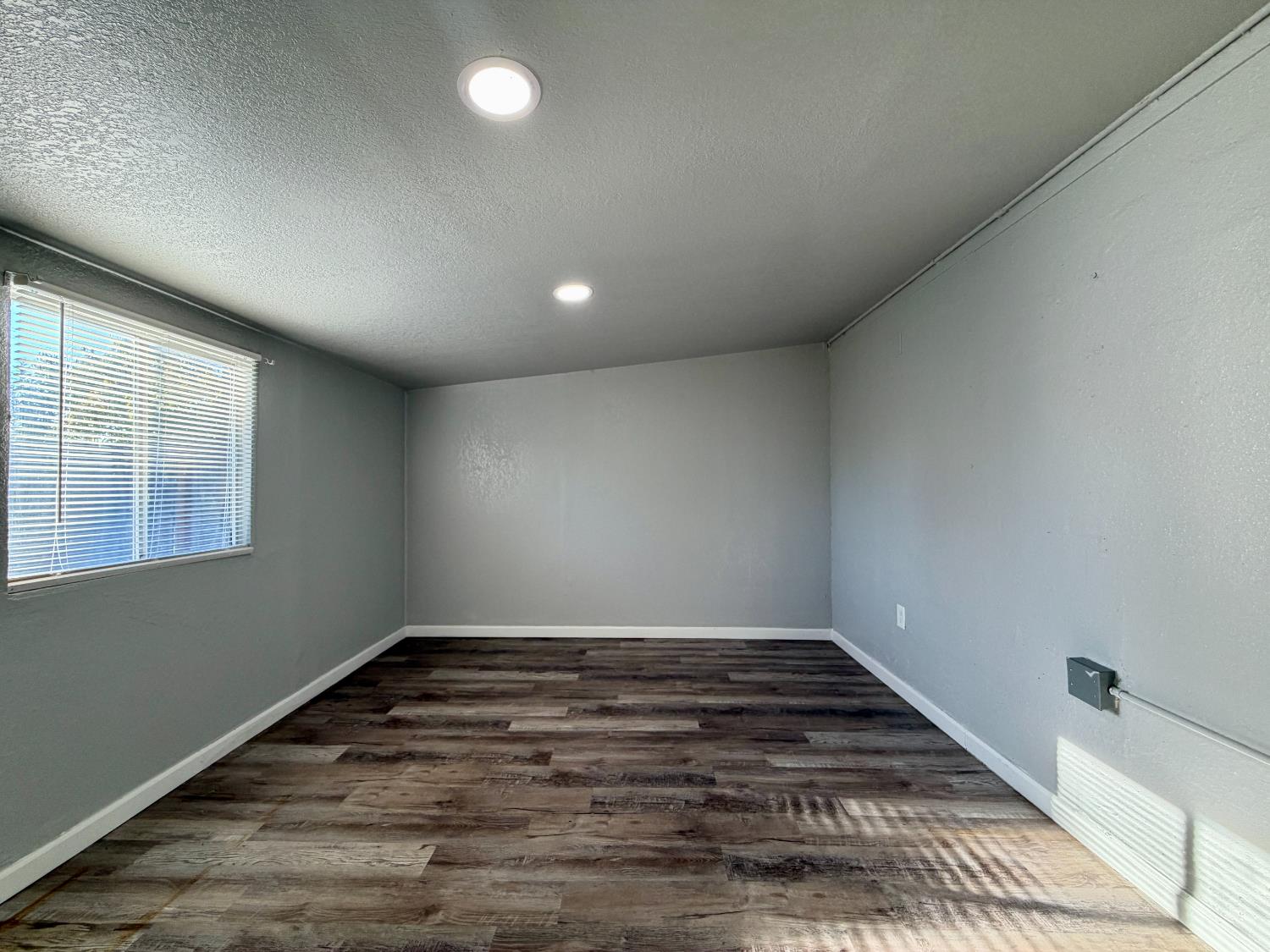 221 K St, Sanger, CA 93657