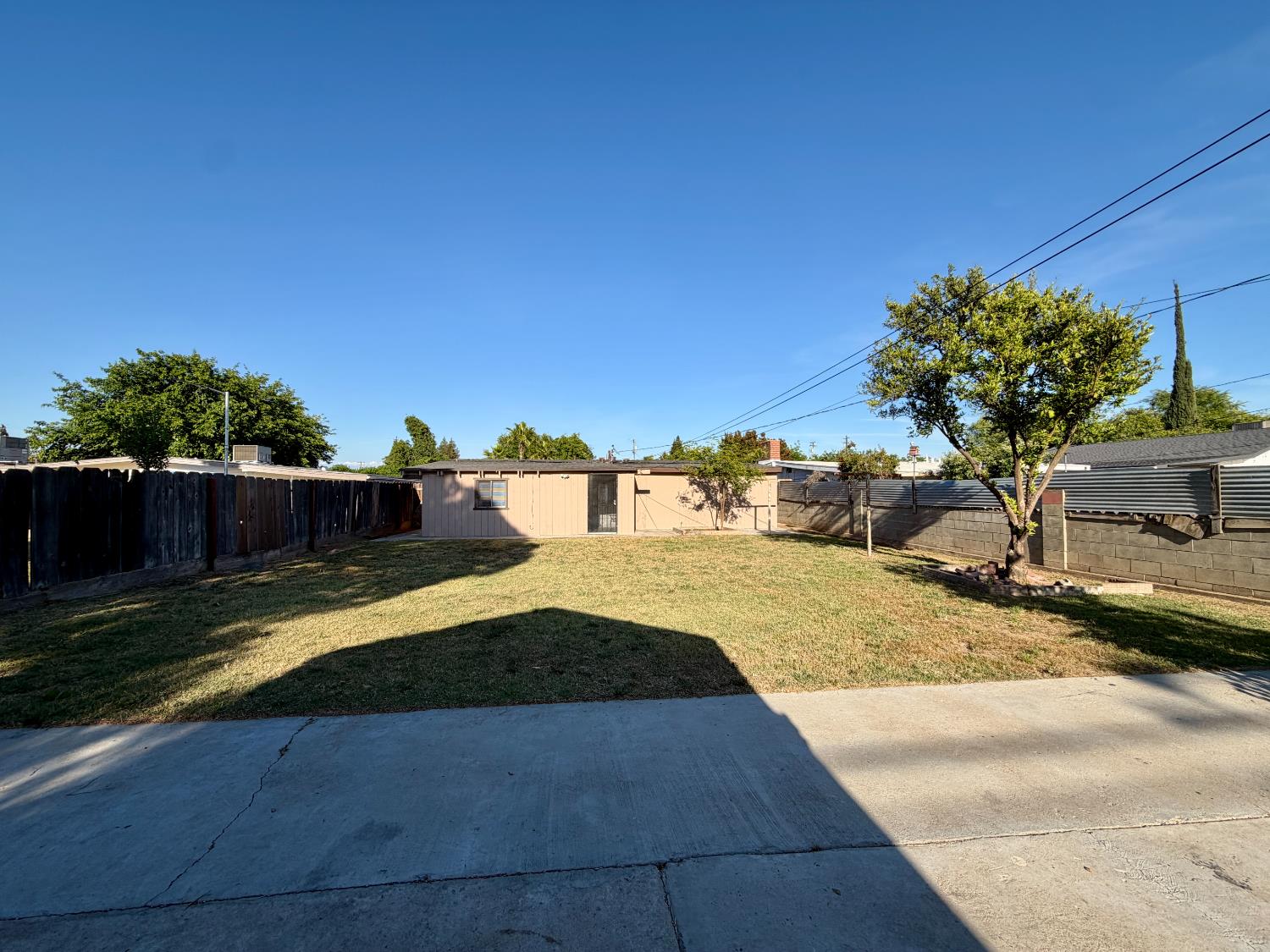 221 K St, Sanger, CA 93657