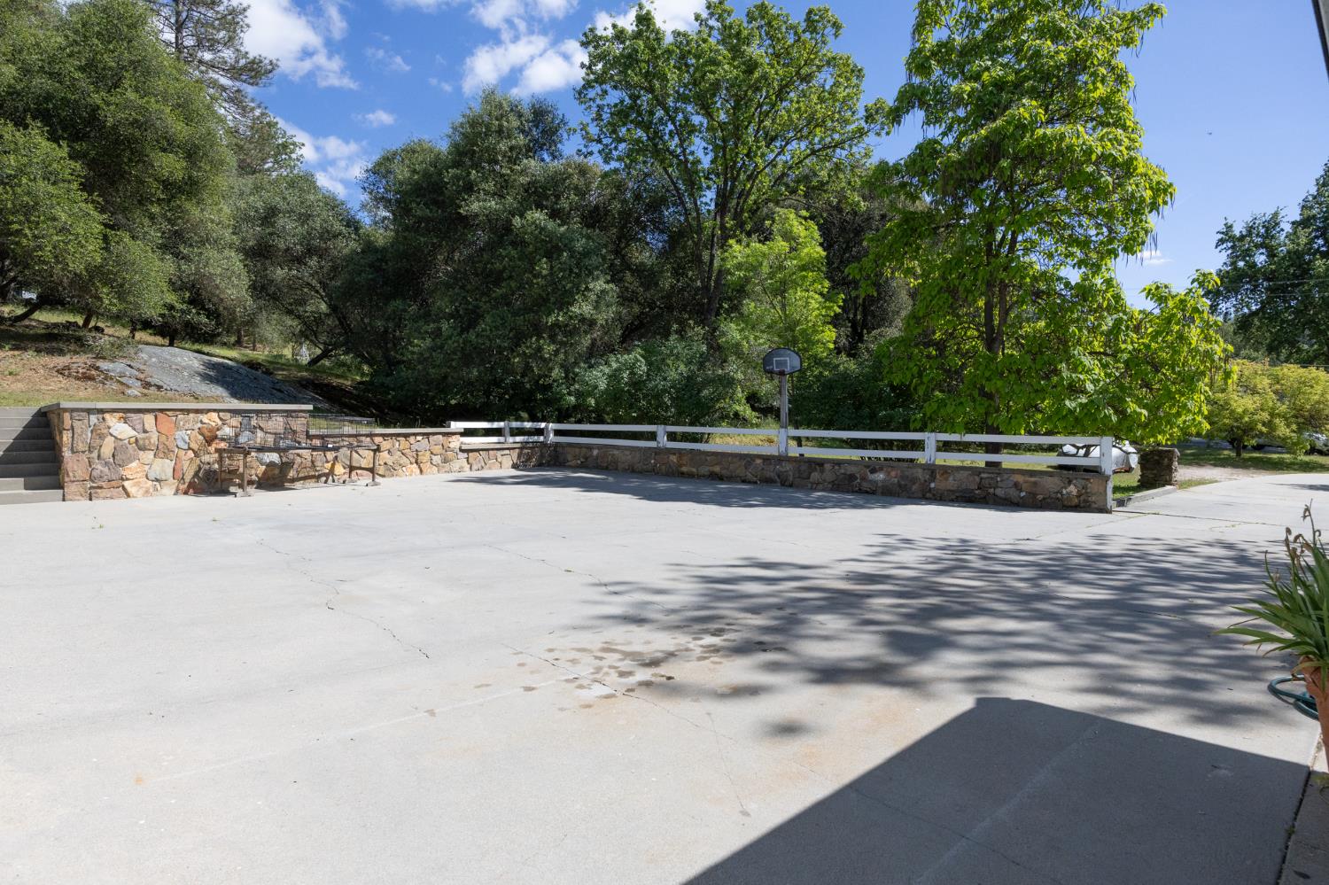 39520 Pierce Lake Dr, Oakhurst, CA 93644