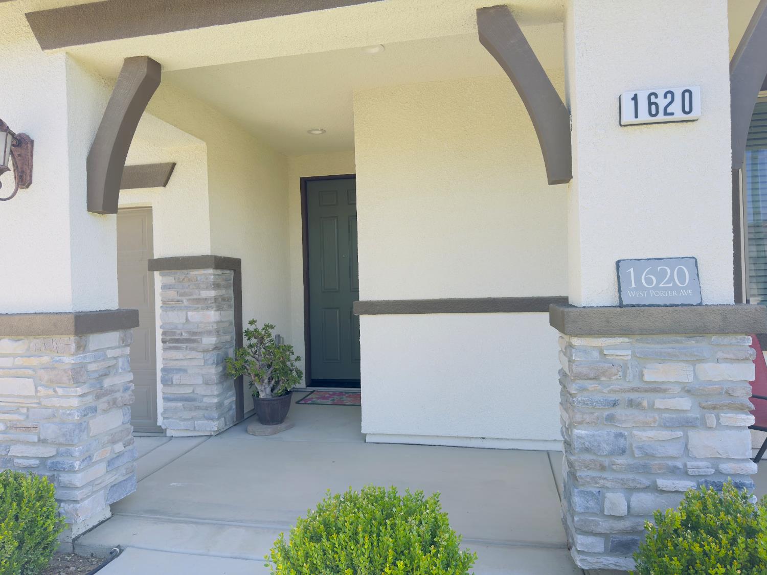 1620 W Porter Ave, Visalia, CA 93291