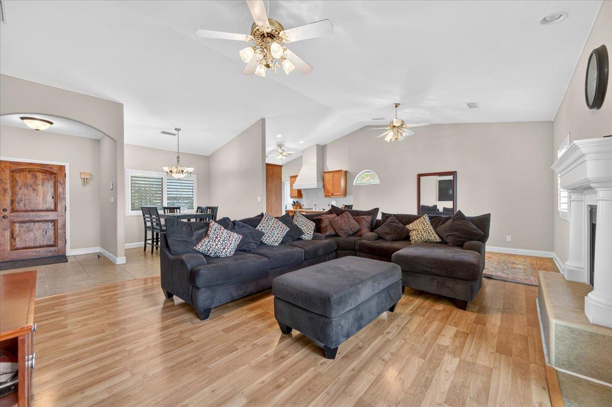 4678 W Rosetta, Fresno, CA 93722