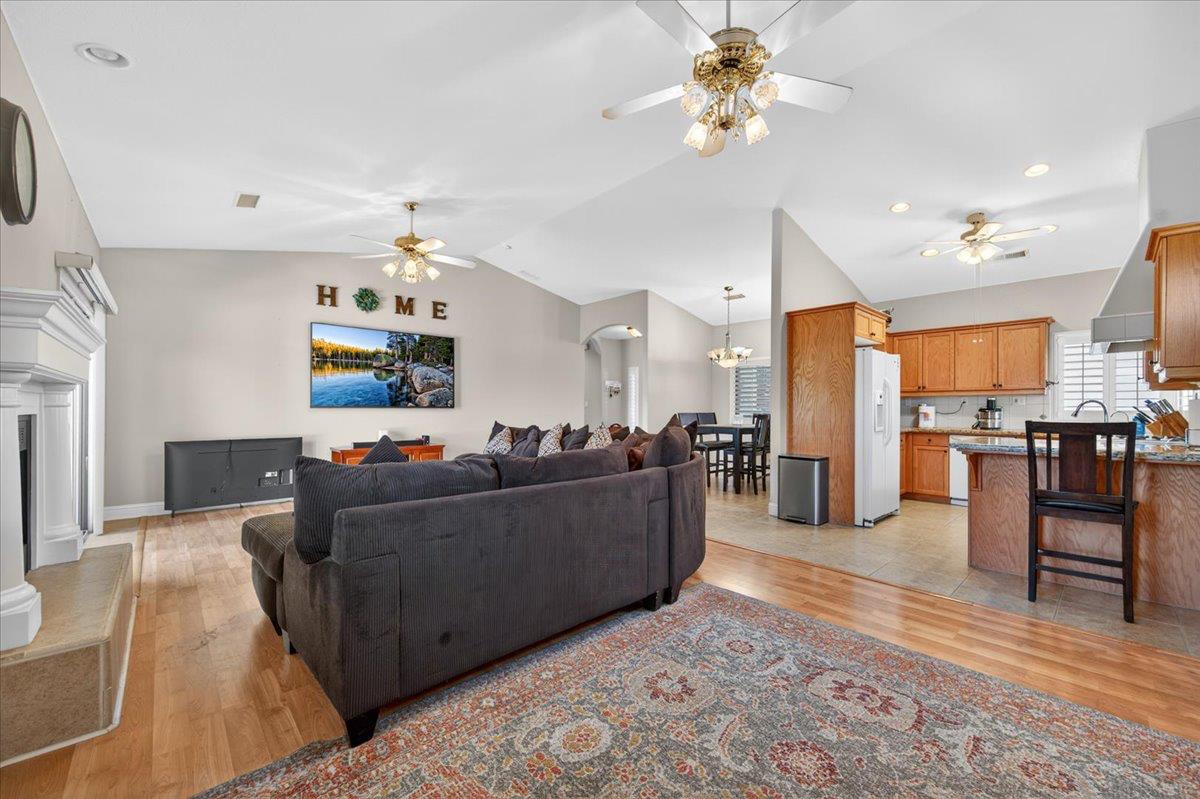 4678 W Rosetta, Fresno, CA 93722