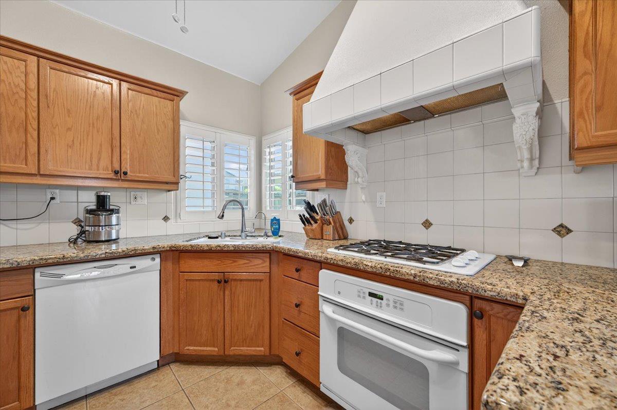 4678 W Rosetta, Fresno, CA 93722