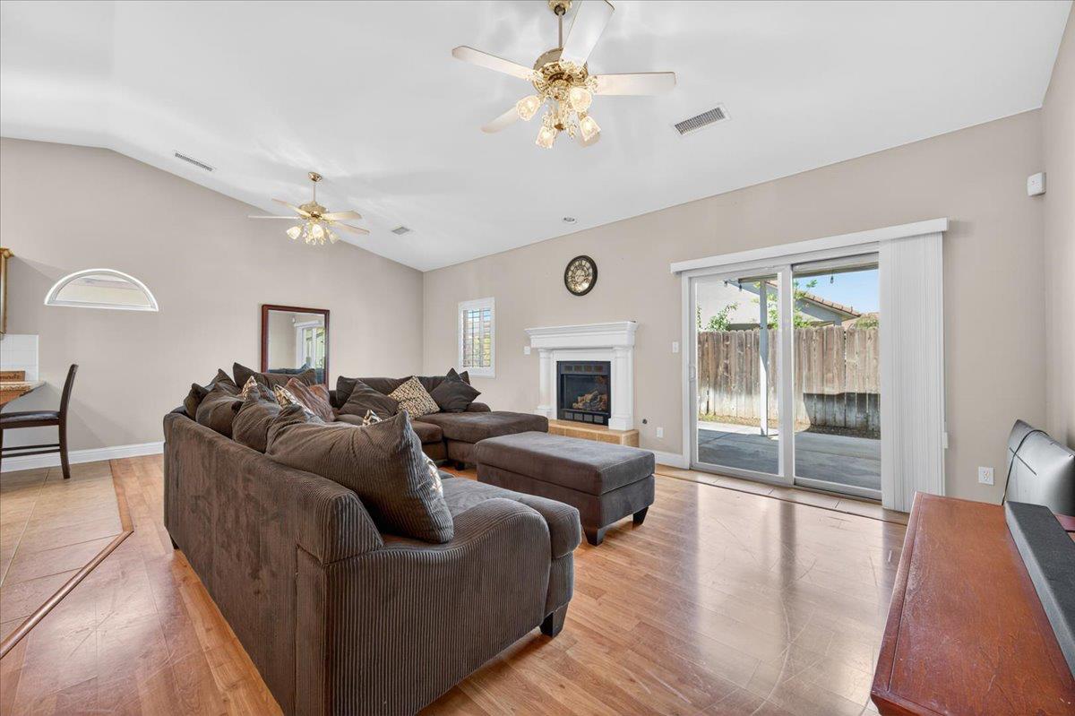 4678 W Rosetta, Fresno, CA 93722