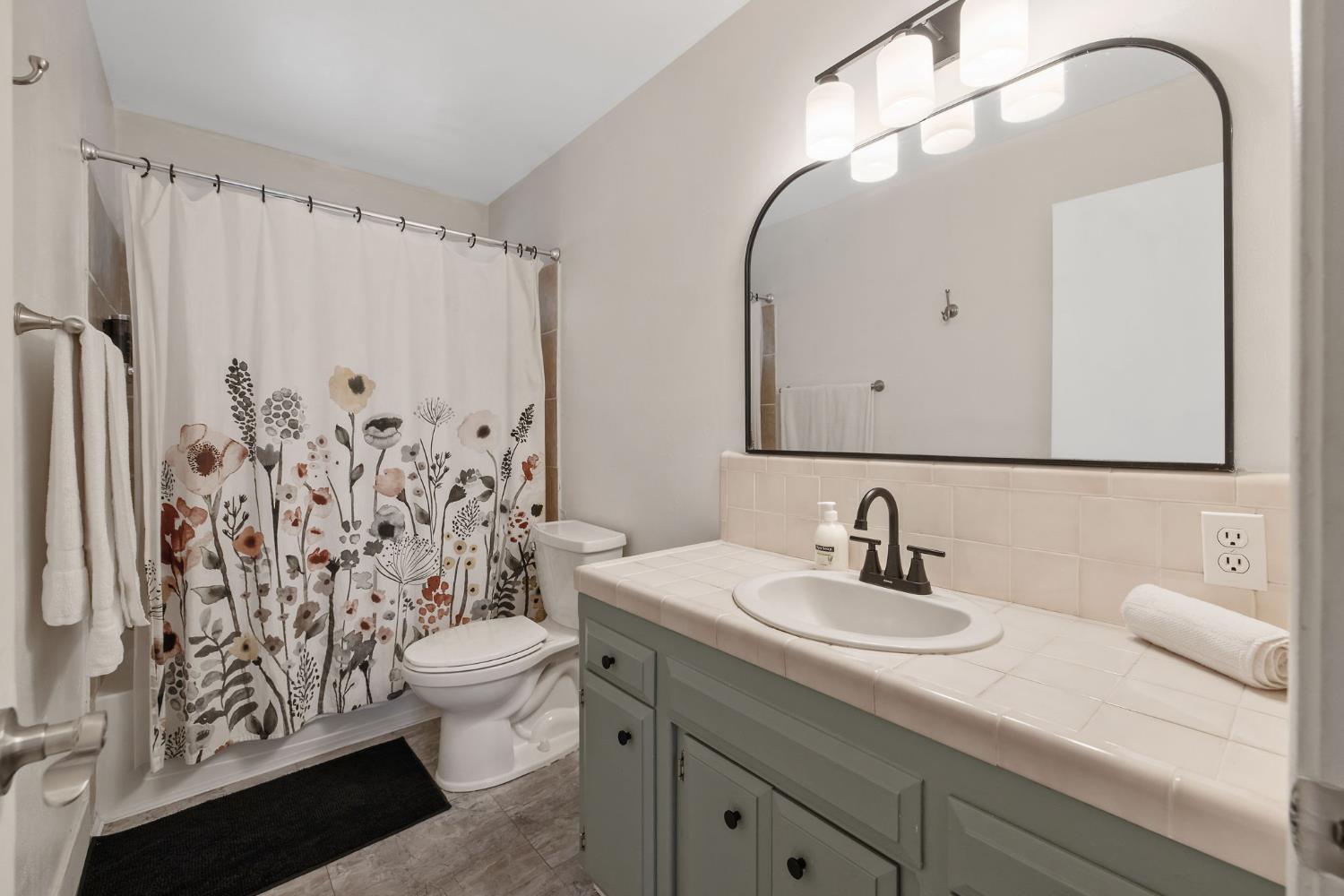 692 W Gettysburg Ave, Clovis, CA 93612