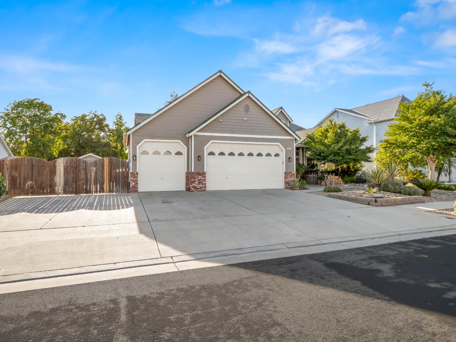 852 N Cherry Ln, Clovis, CA 93611