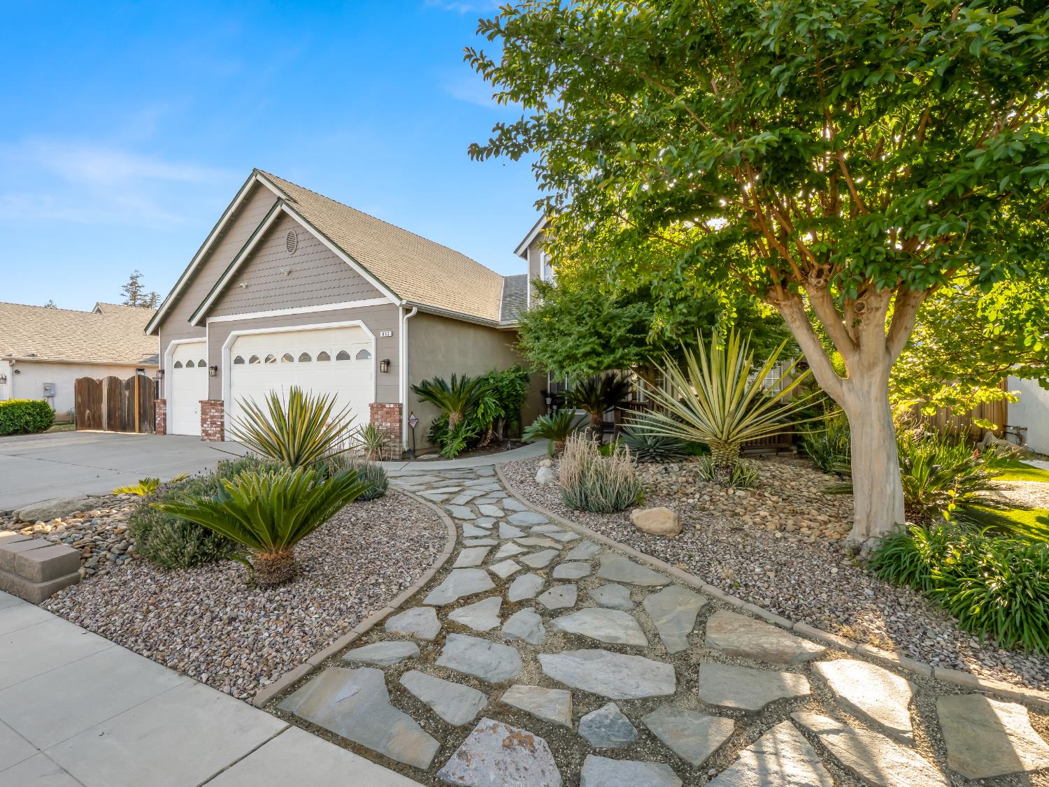 852 N Cherry Ln, Clovis, CA 93611