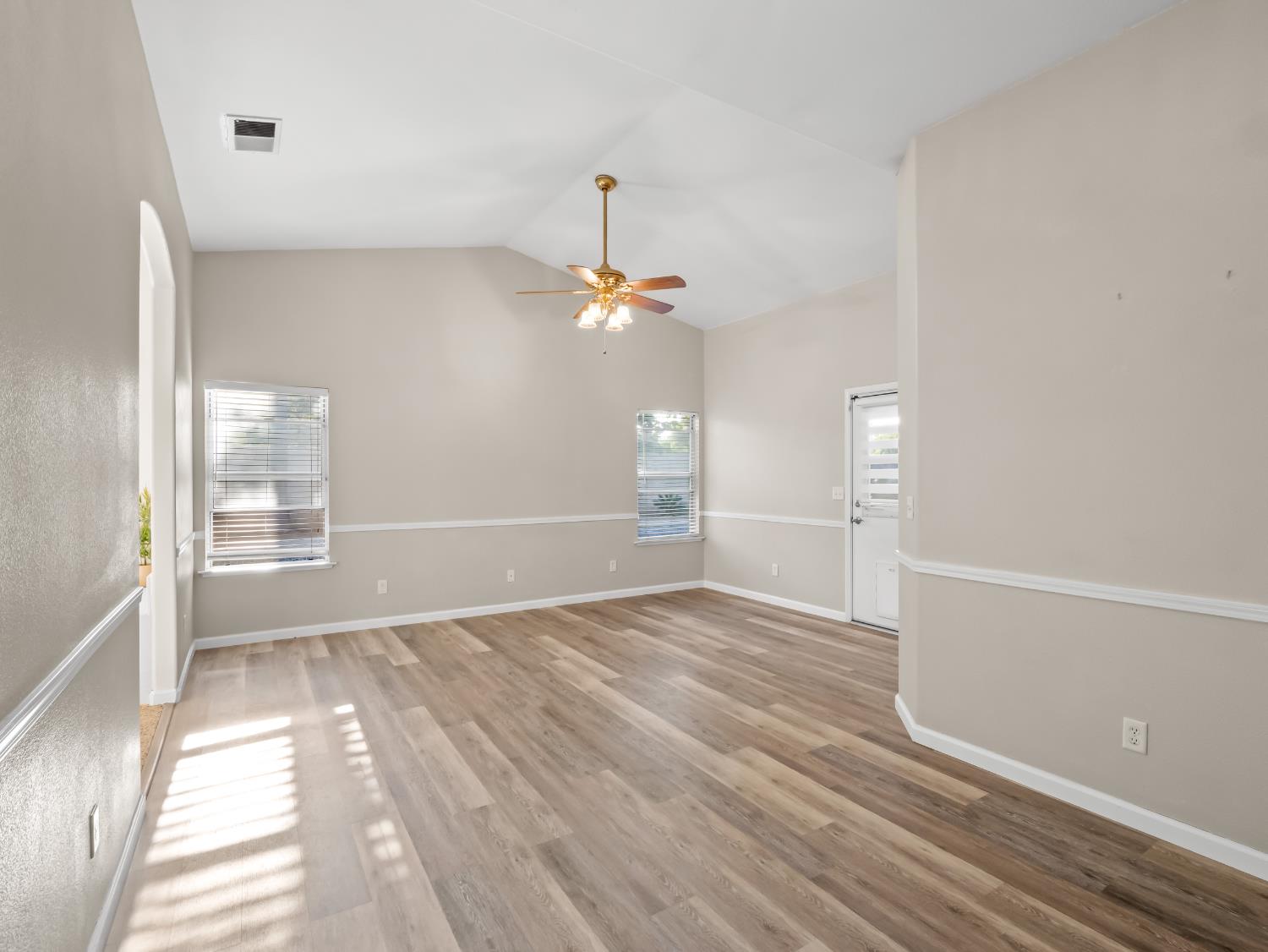 852 N Cherry Ln, Clovis, CA 93611