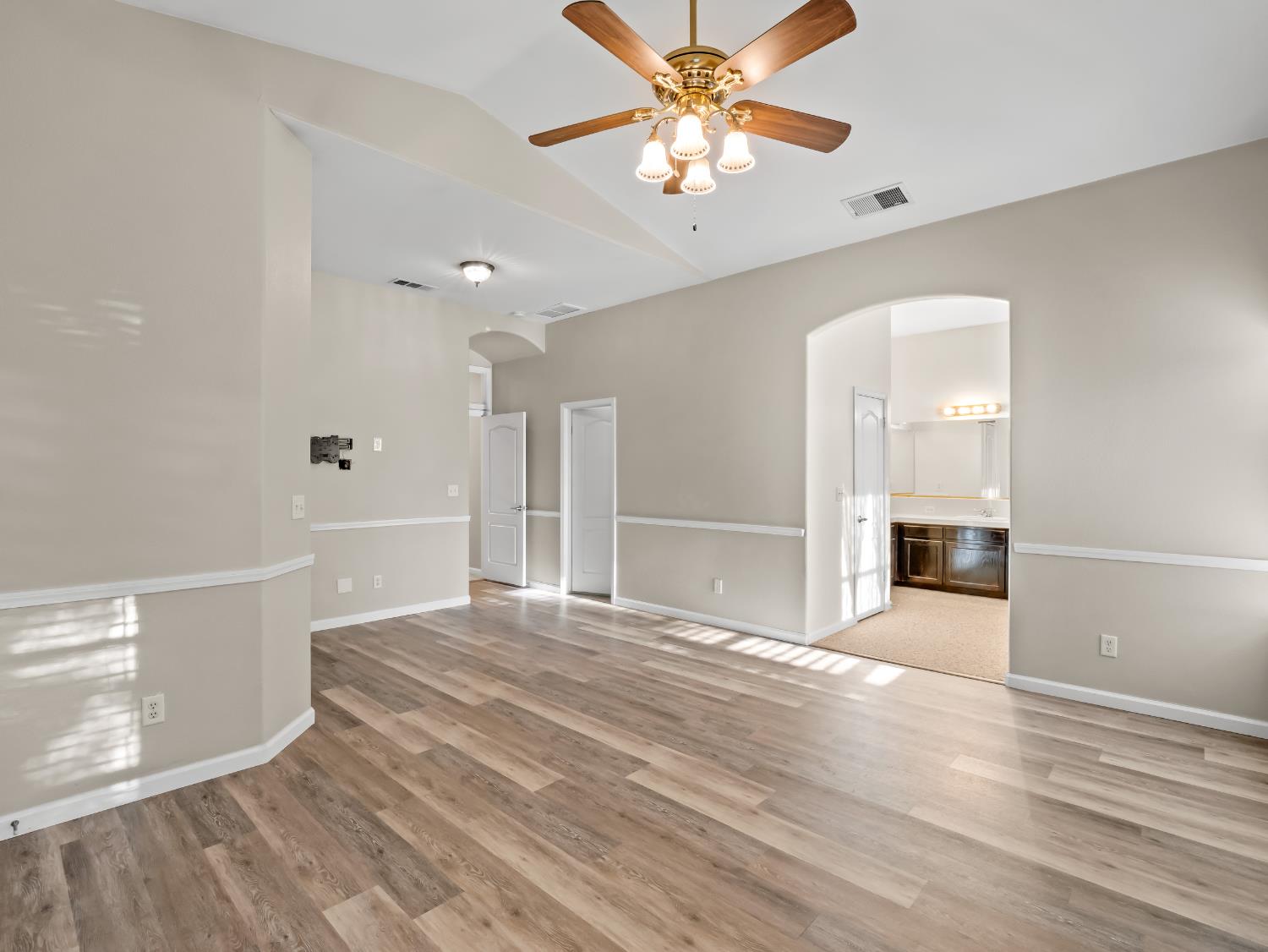 852 N Cherry Ln, Clovis, CA 93611