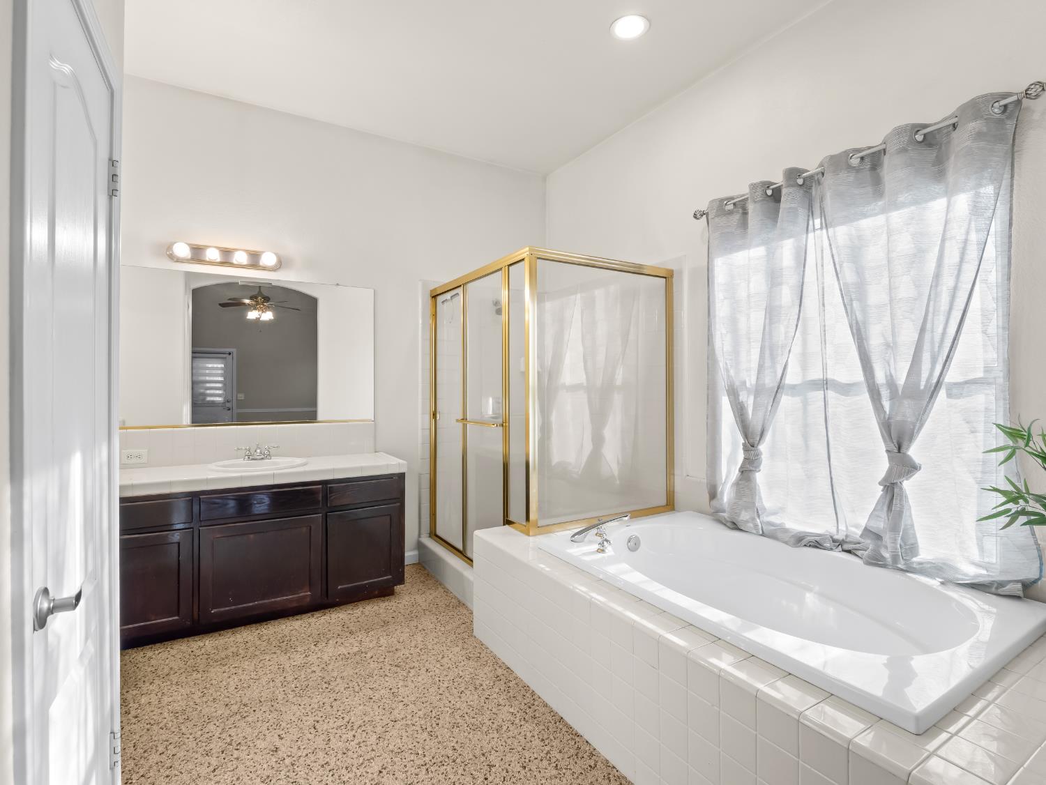 852 N Cherry Ln, Clovis, CA 93611