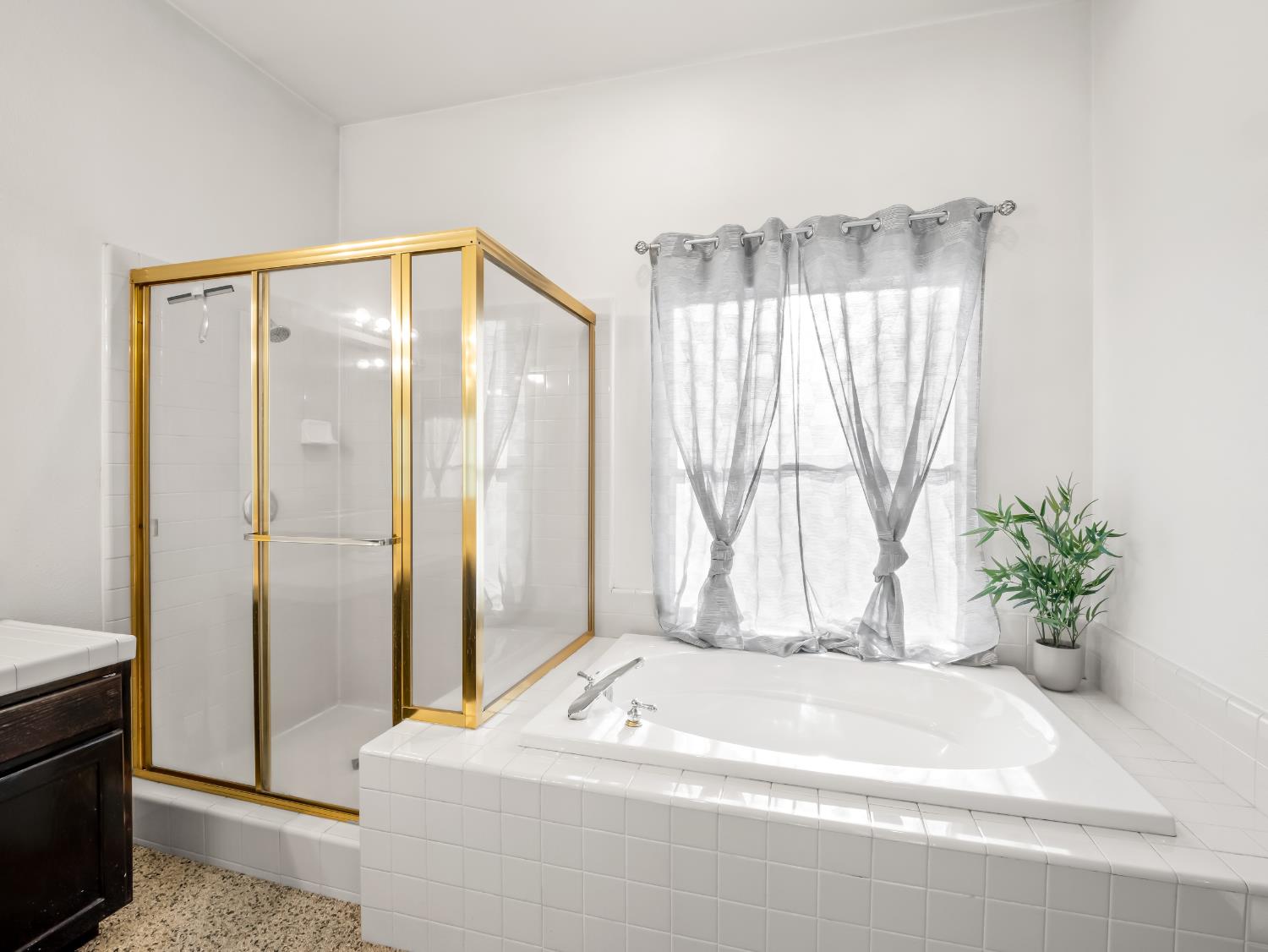 852 N Cherry Ln, Clovis, CA 93611