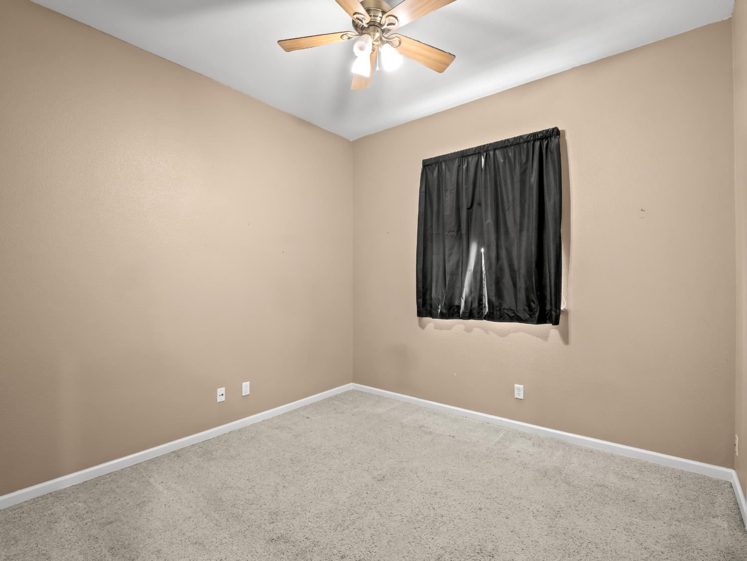 852 N Cherry Ln, Clovis, CA 93611