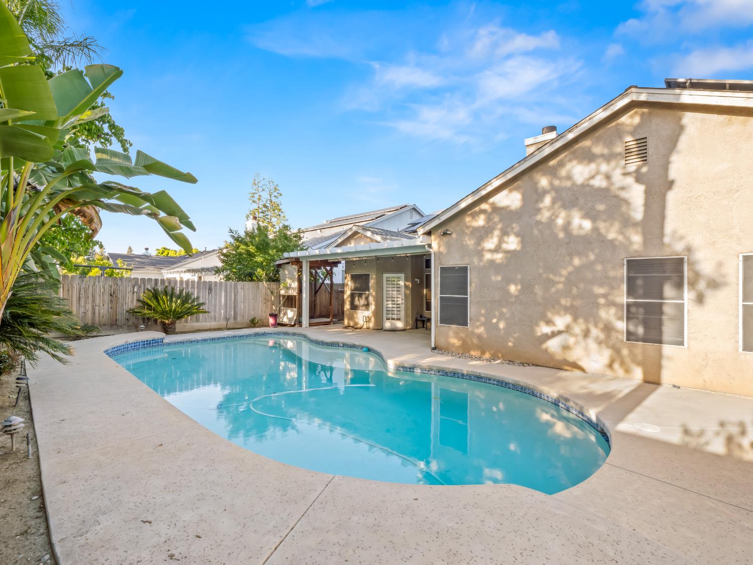 852 N Cherry Ln, Clovis, CA 93611