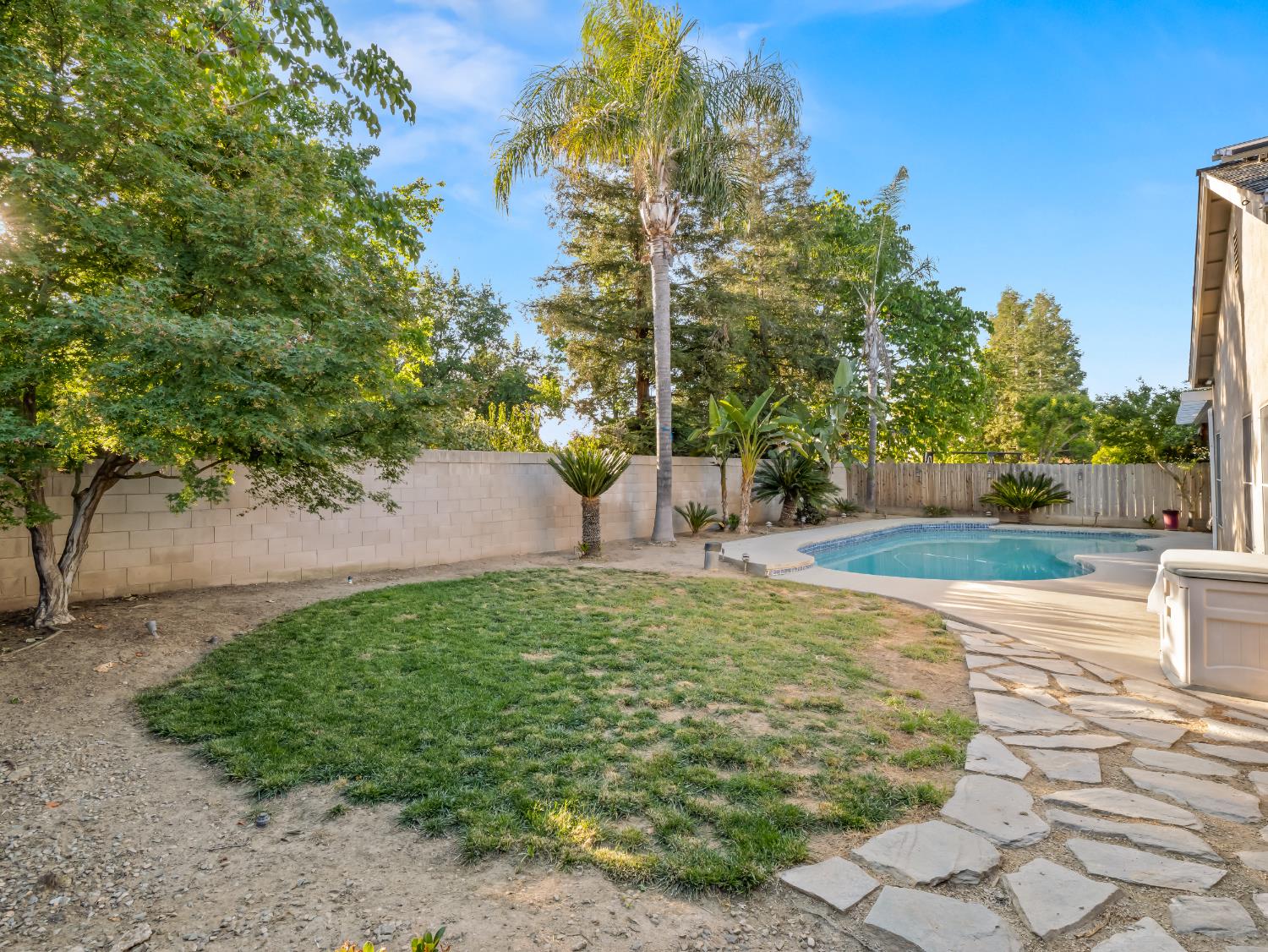 852 N Cherry Ln, Clovis, CA 93611