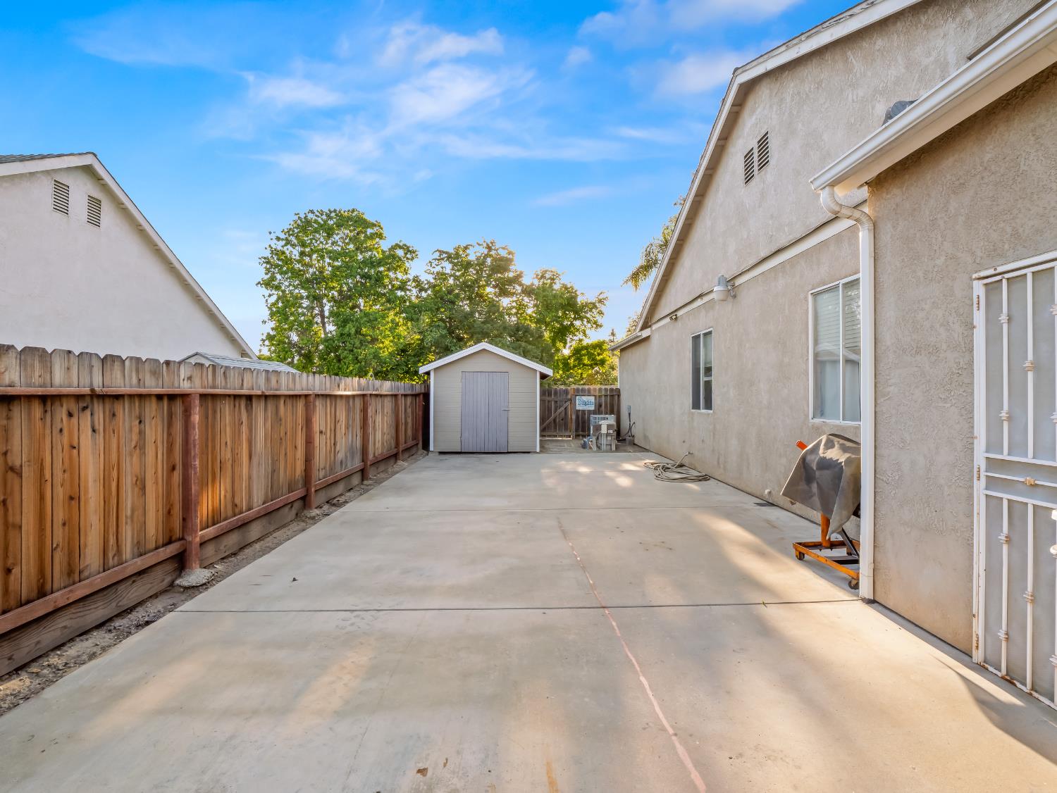 852 N Cherry Ln, Clovis, CA 93611