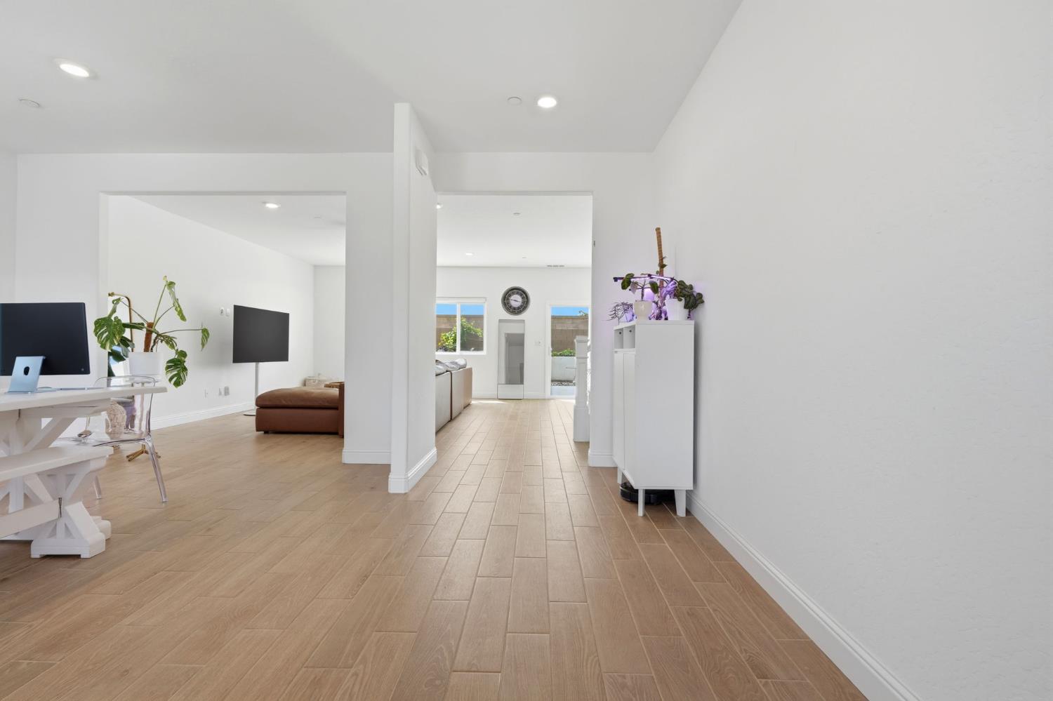 2429 W Claridge Way, Hanford, CA 93230