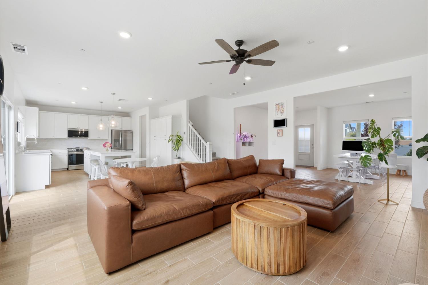 2429 W Claridge Way, Hanford, CA 93230