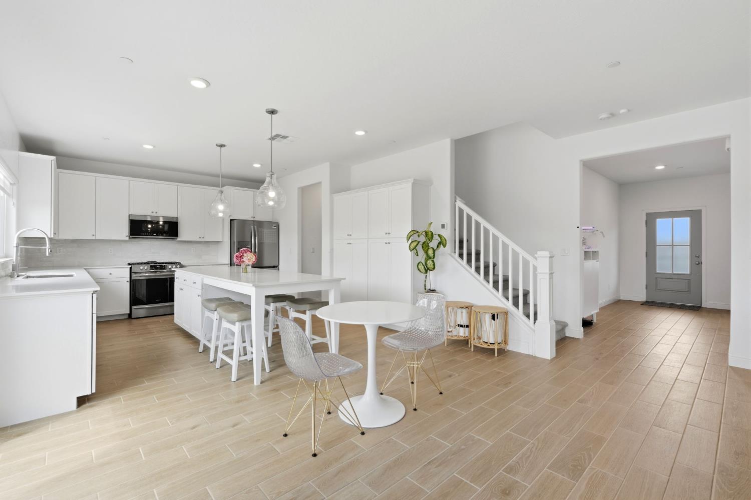 2429 W Claridge Way, Hanford, CA 93230