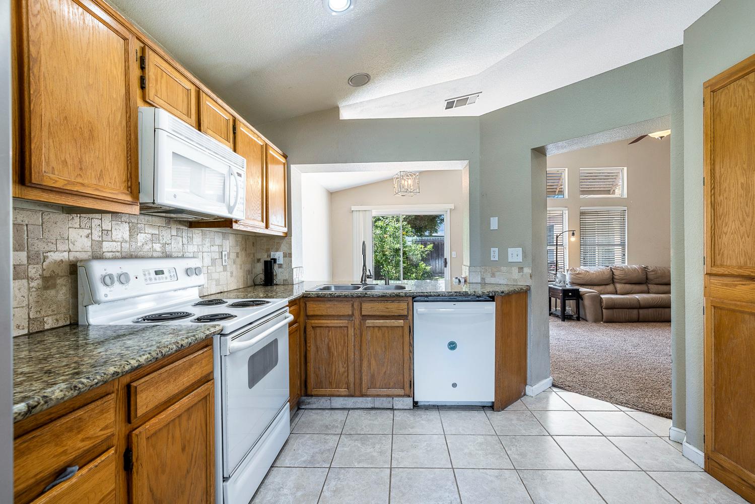 7649 N Baird Ave, Fresno, CA 93720