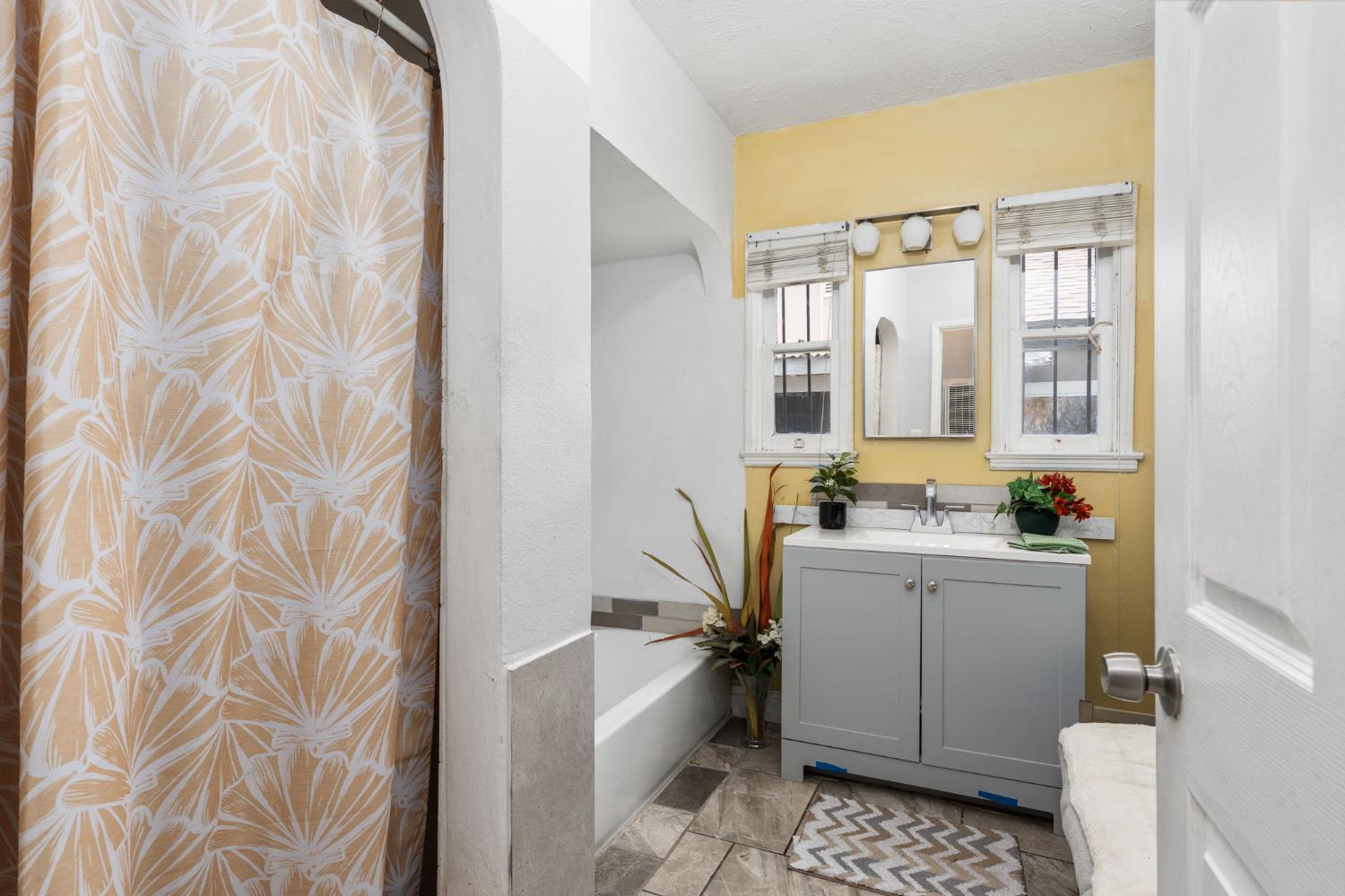 4025 E Tulare St, Fresno, CA 93702