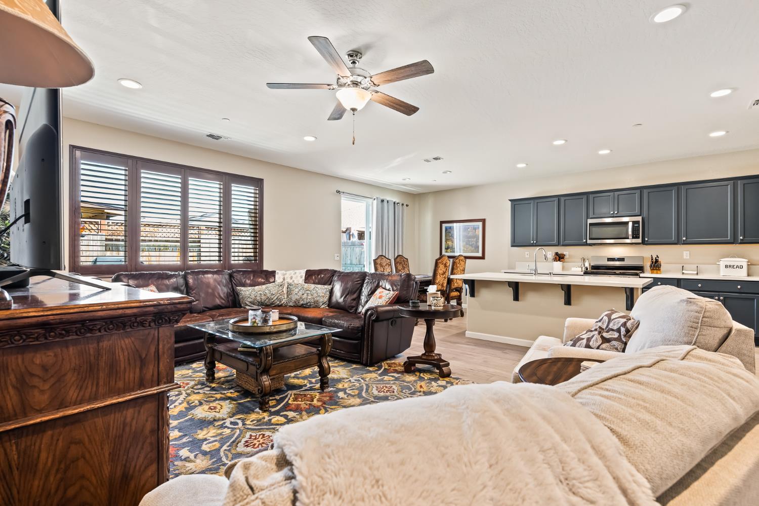 174 S Karen Ave, Kerman, CA 93630