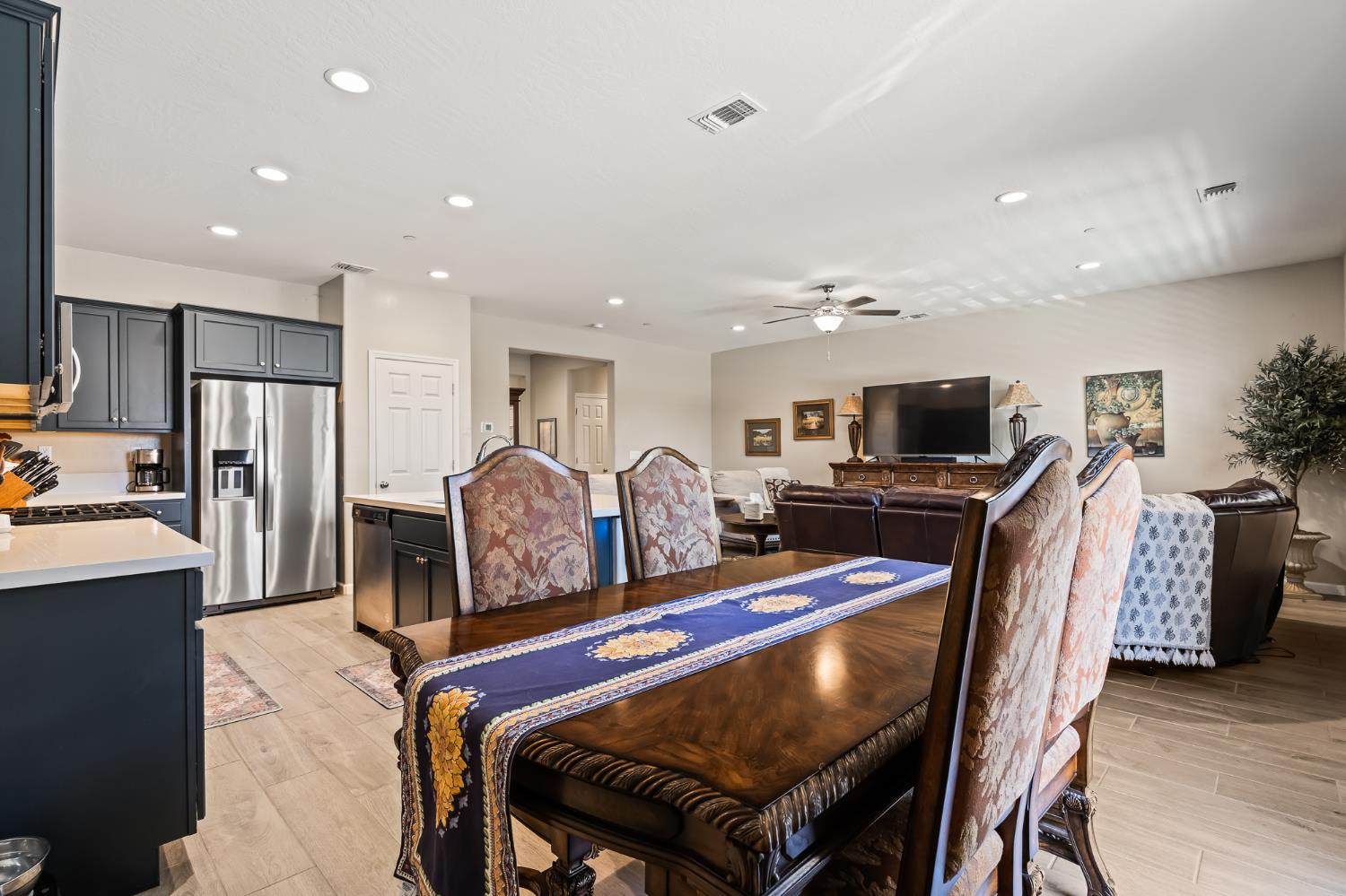 174 S Karen Ave, Kerman, CA 93630