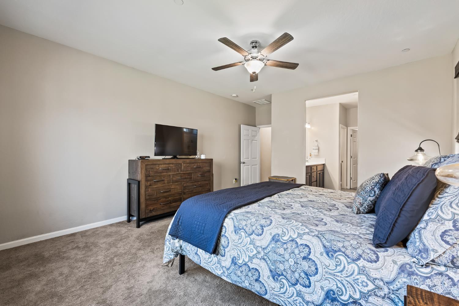 174 S Karen Ave, Kerman, CA 93630