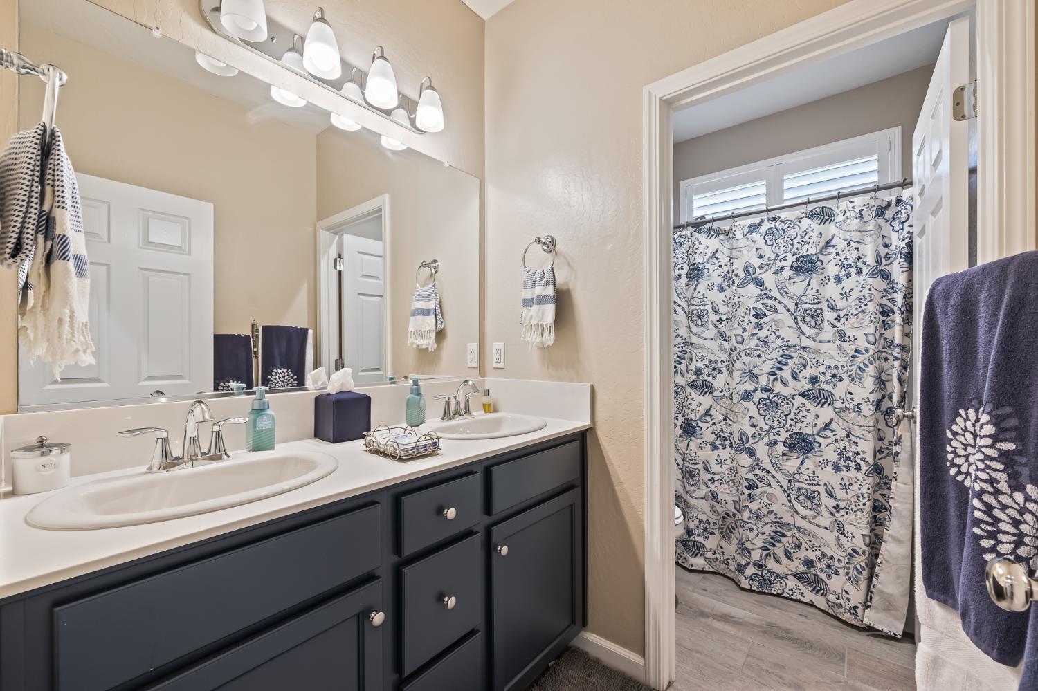 174 S Karen Ave, Kerman, CA 93630