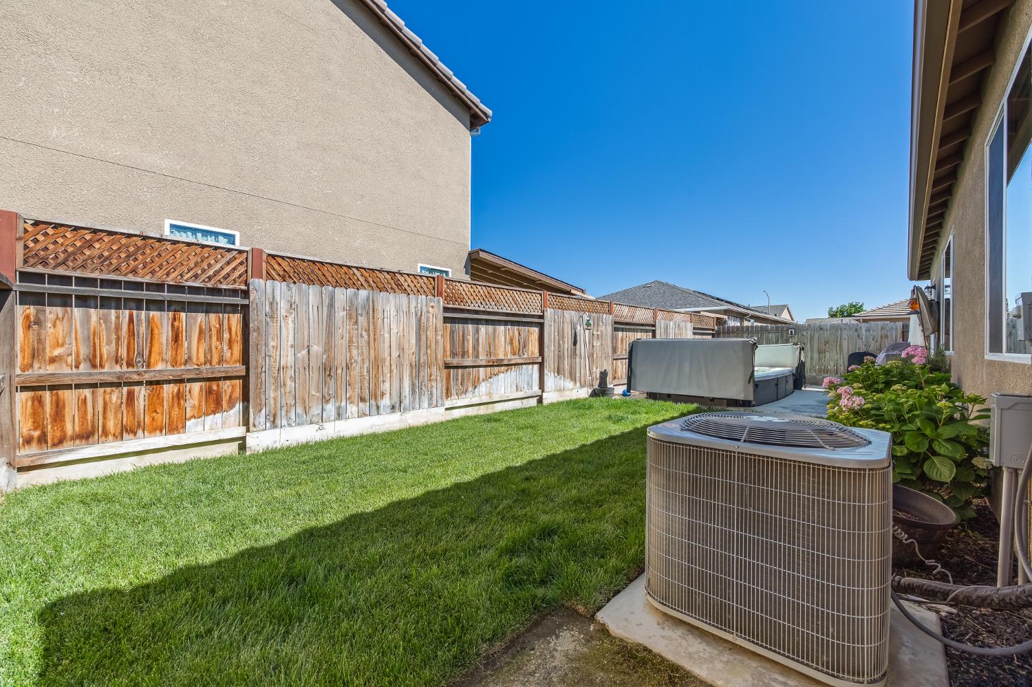 174 S Karen Ave, Kerman, CA 93630