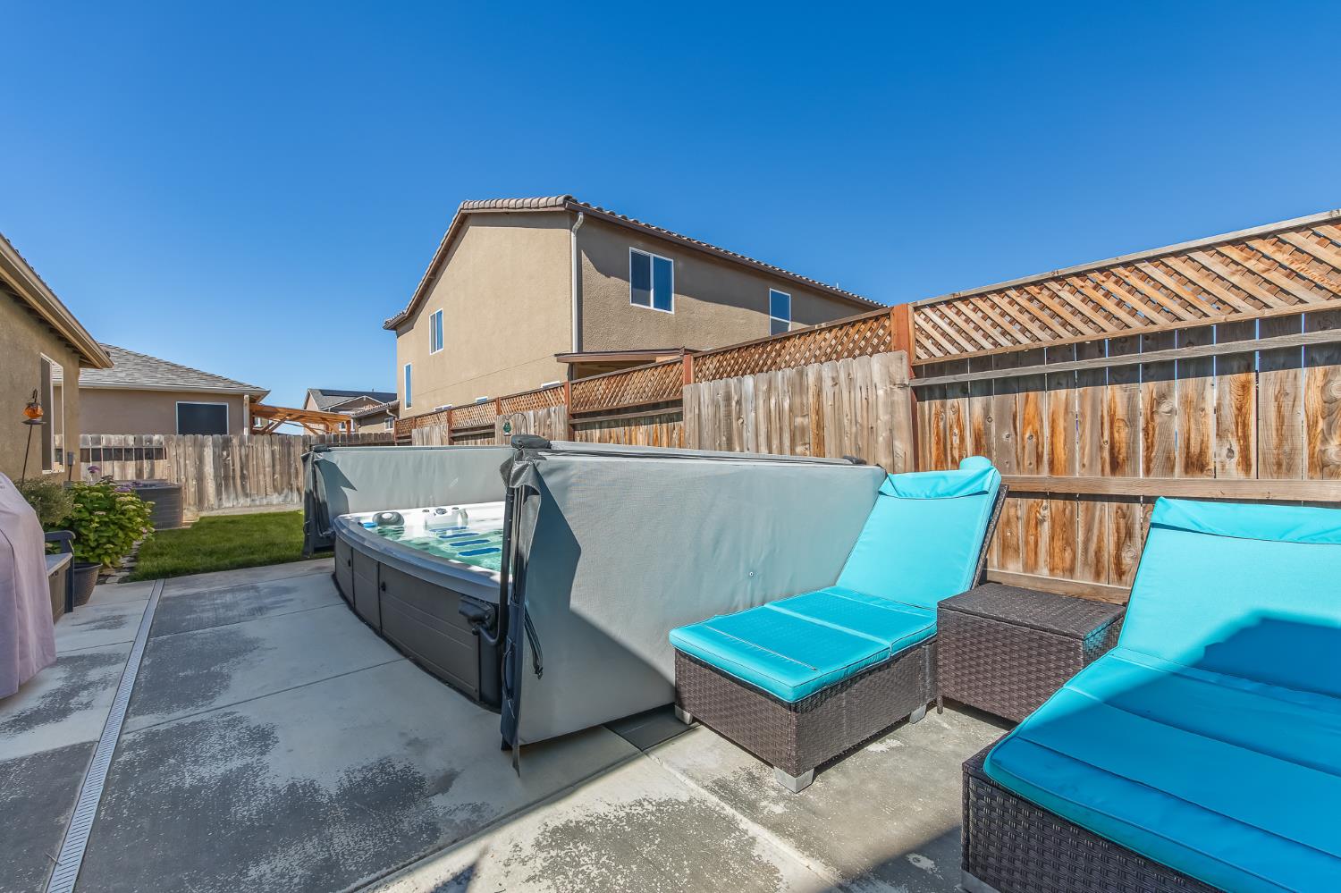 174 S Karen Ave, Kerman, CA 93630