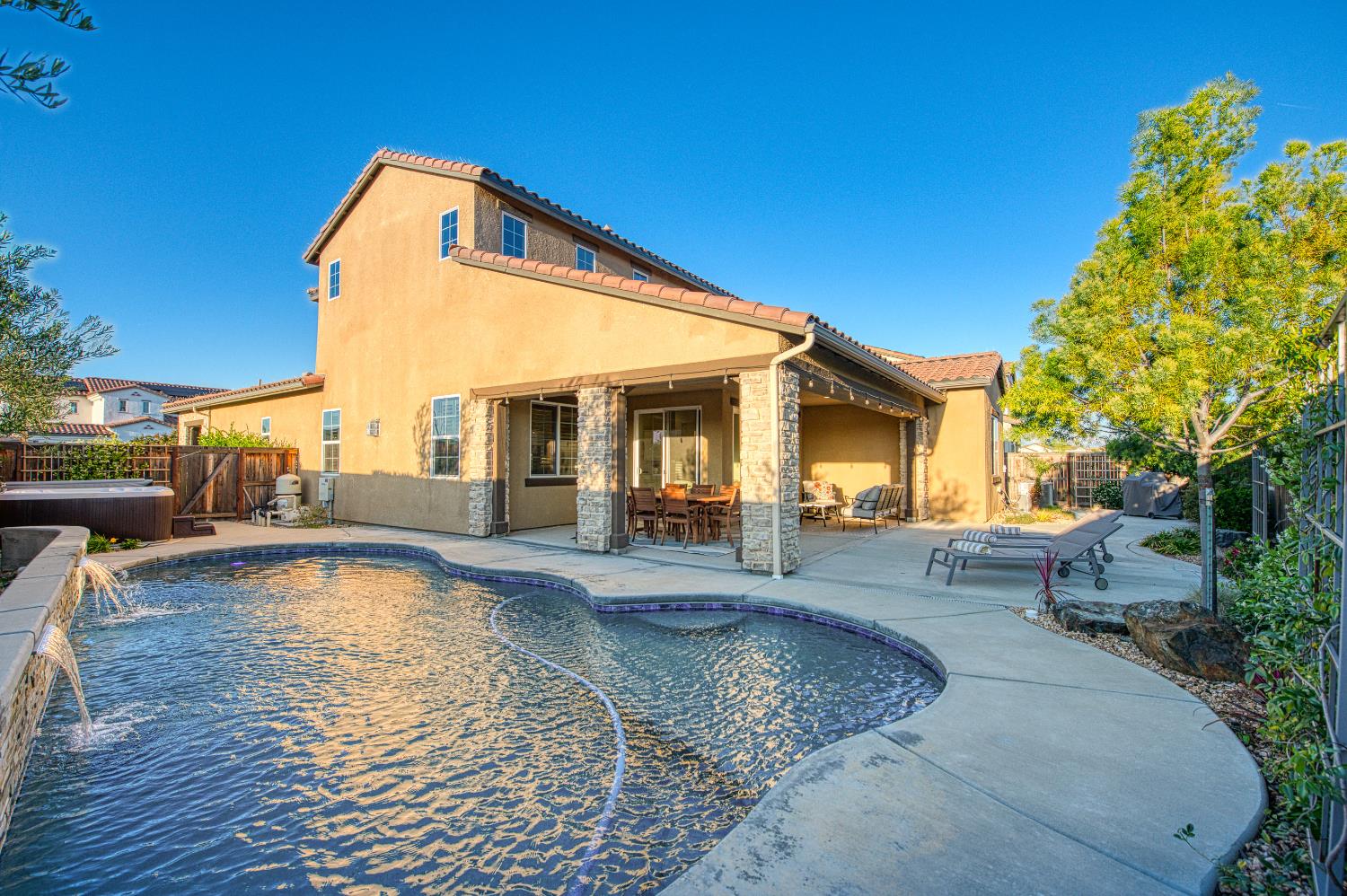 912 Vineyard Ct, Madera, CA 93636