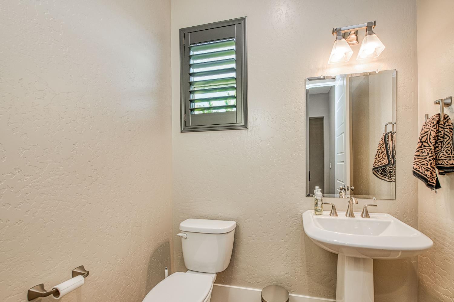 912 Vineyard Ct, Madera, CA 93636