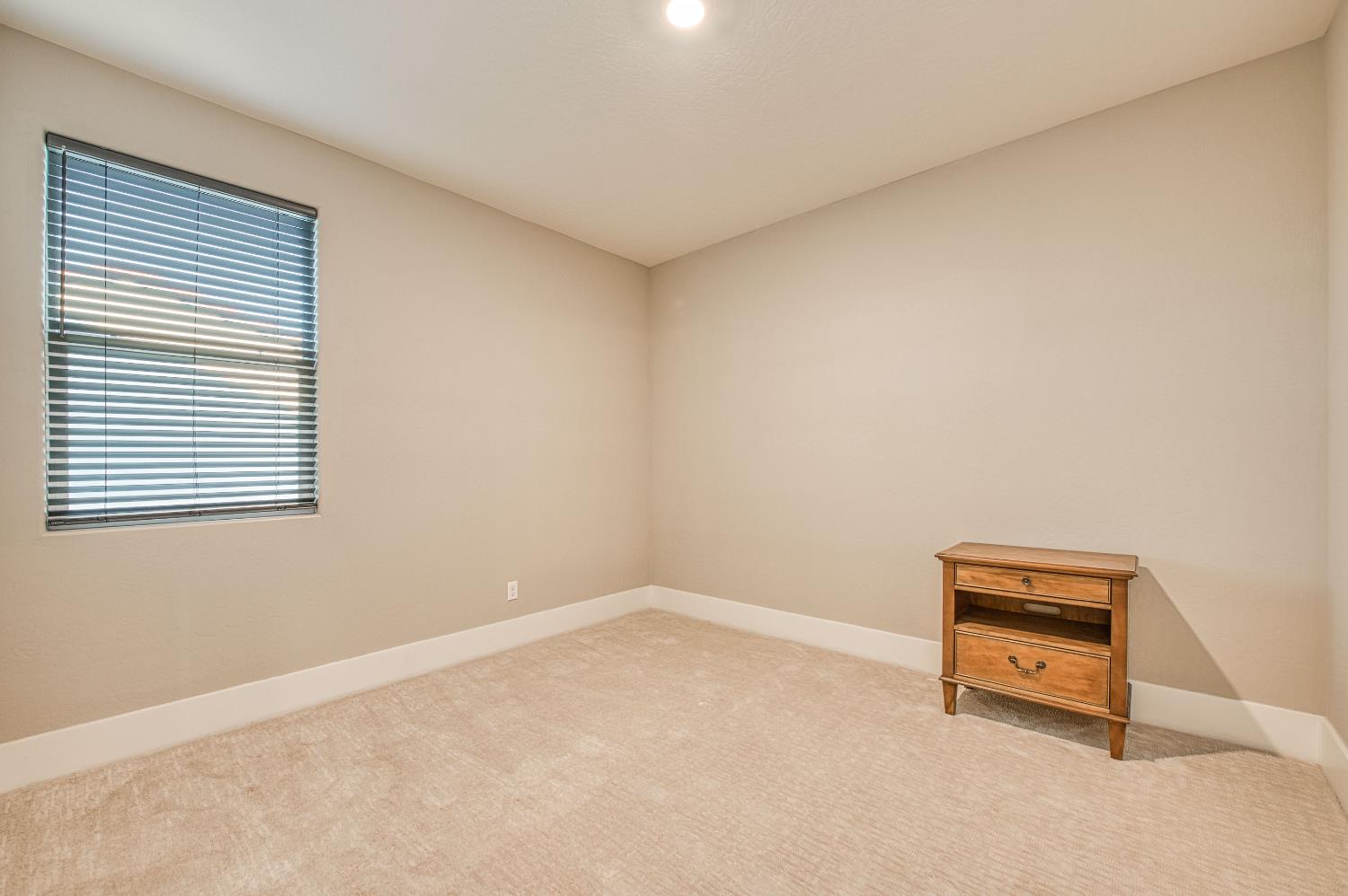 912 Vineyard Ct, Madera, CA 93636