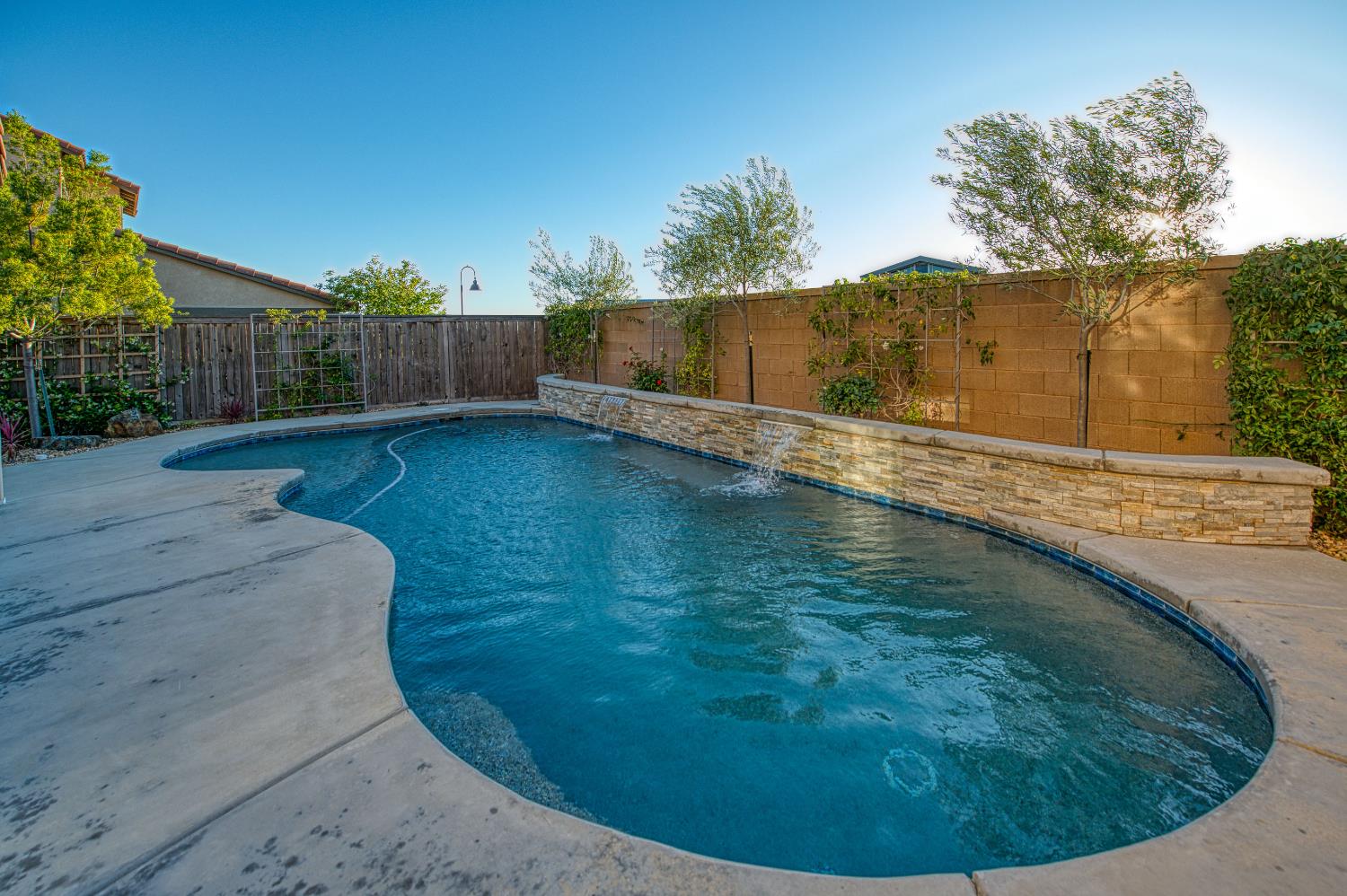 912 Vineyard Ct, Madera, CA 93636