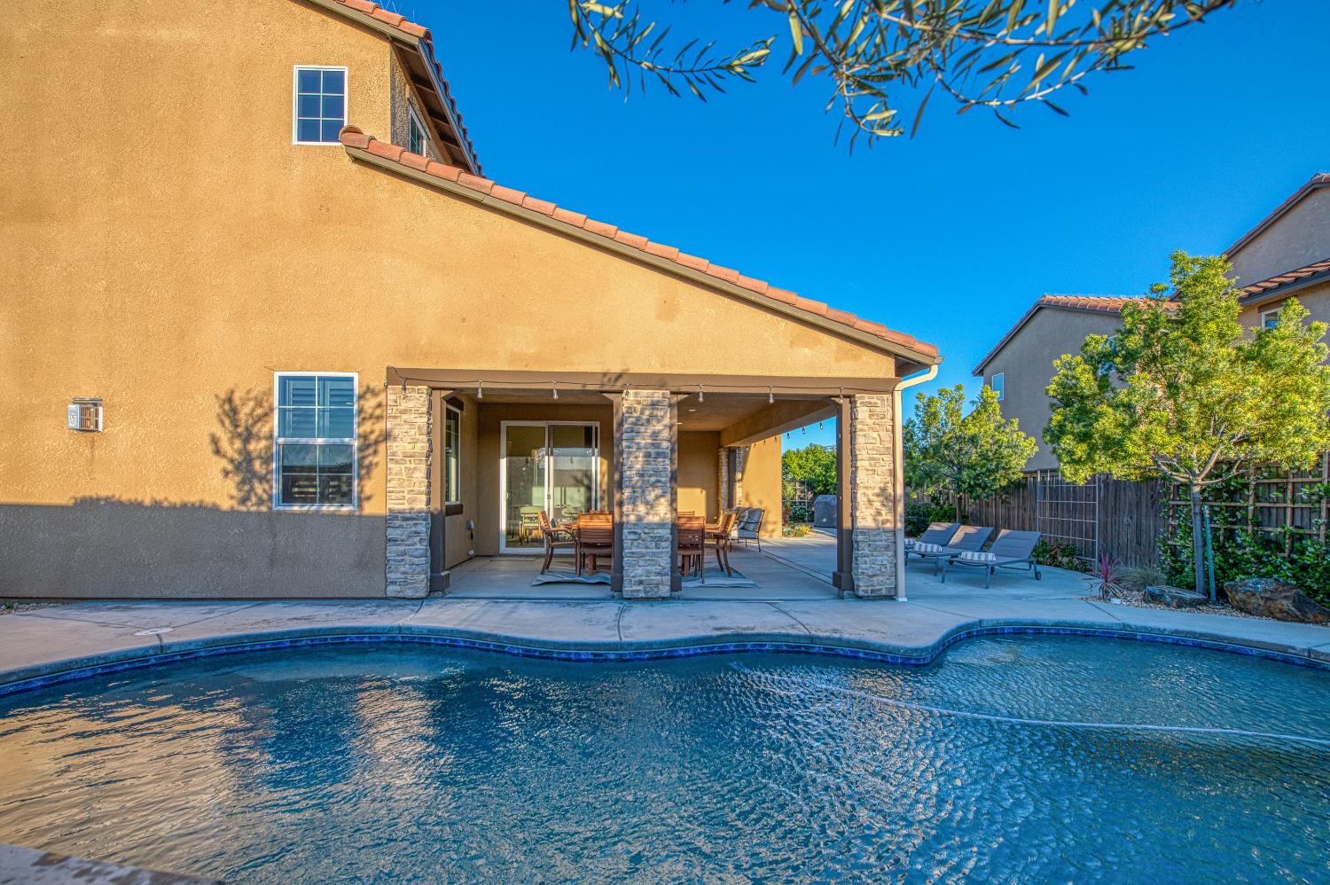 912 Vineyard Ct, Madera, CA 93636