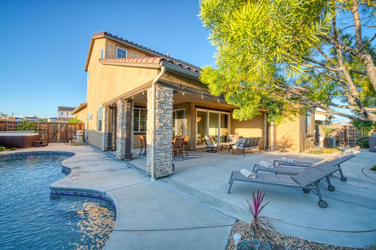 912 Vineyard Ct, Madera, CA 93636