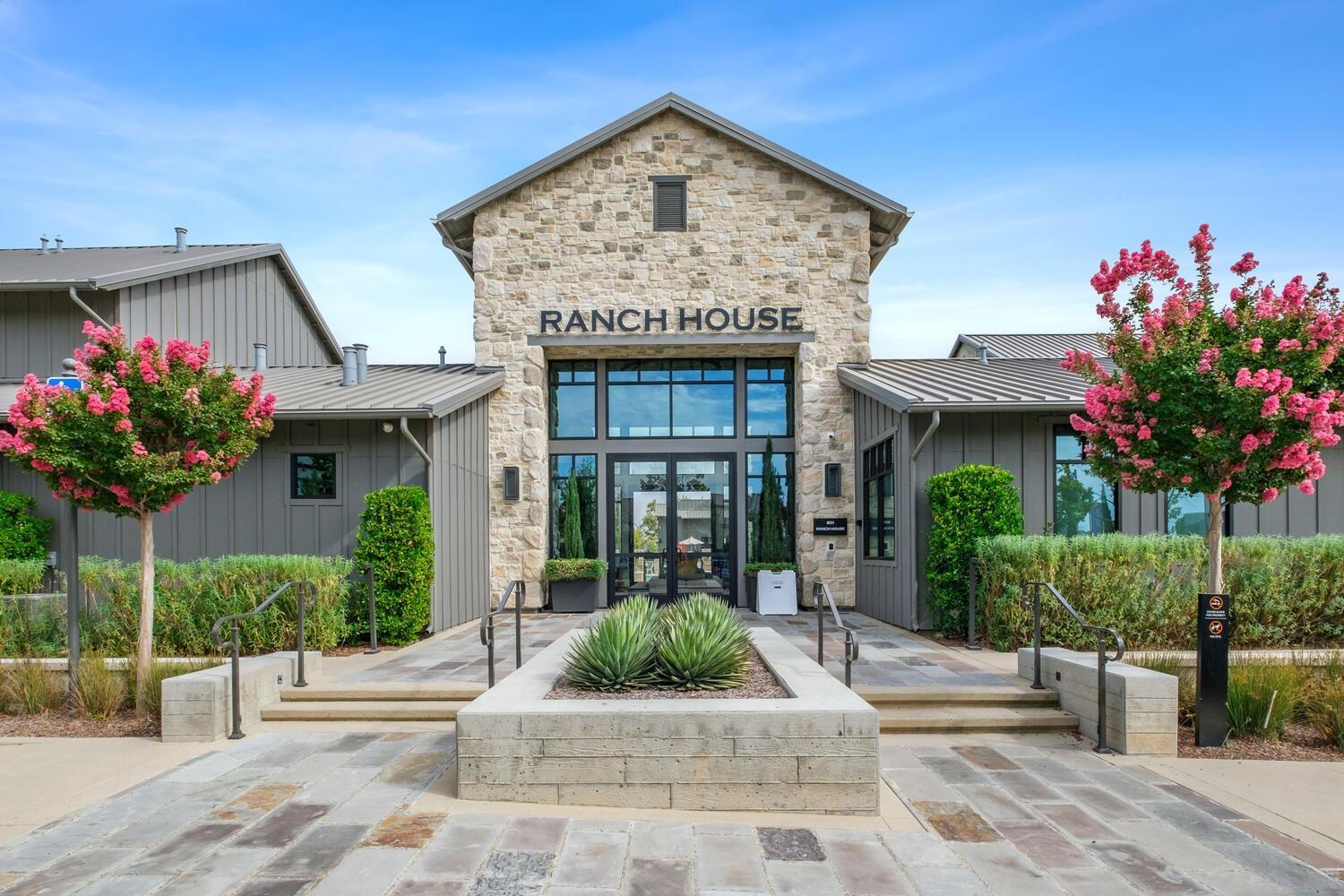 912 Vineyard Ct, Madera, CA 93636