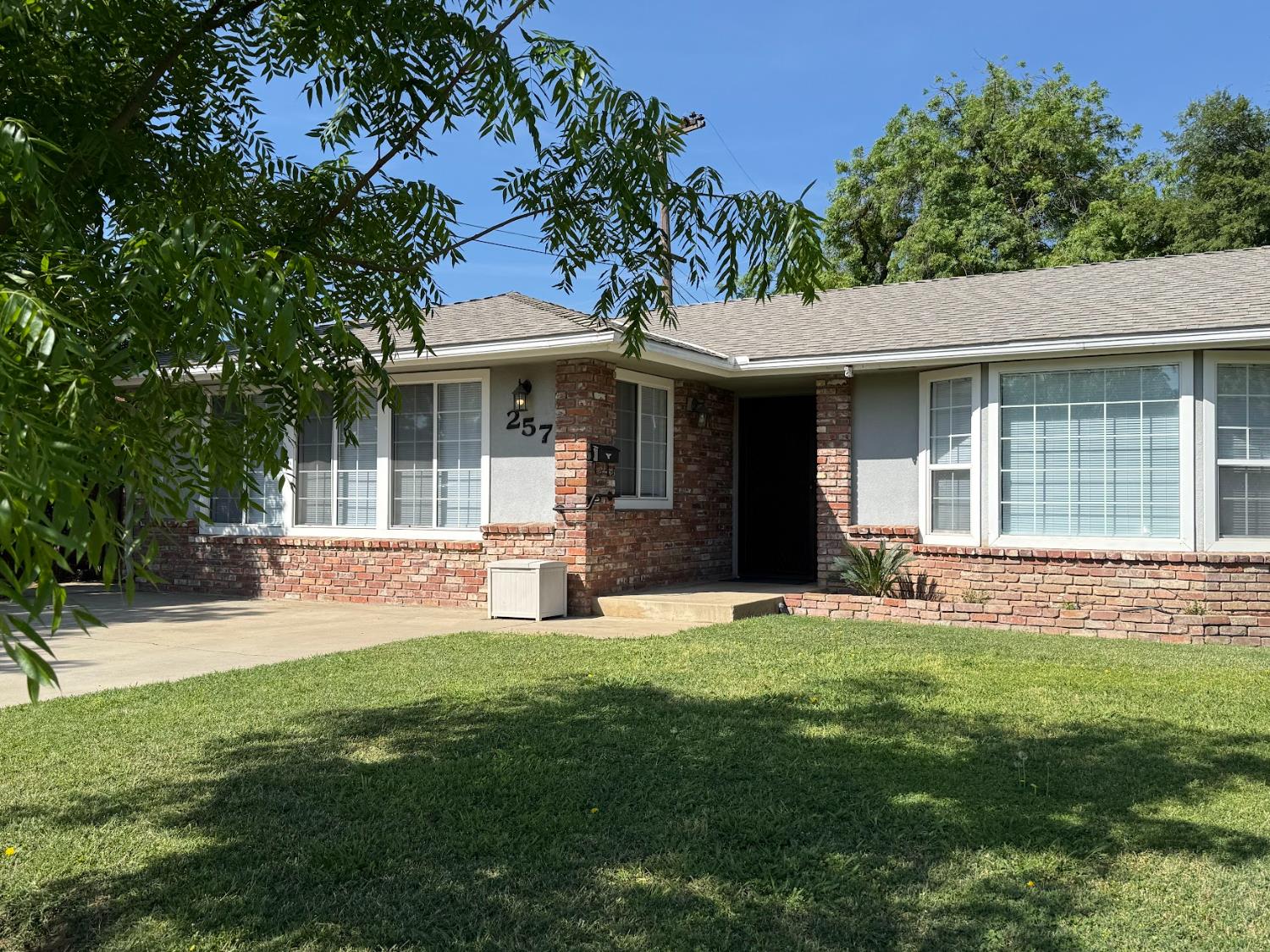 257 N Roberts Pl, Dinuba, CA 93618