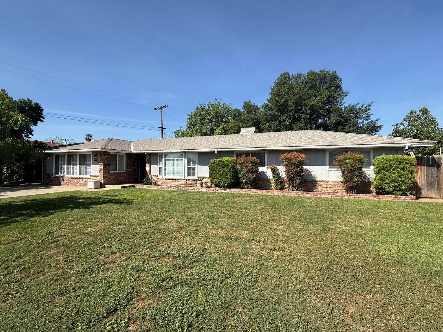 257 N Roberts Pl, Dinuba, CA 93618
