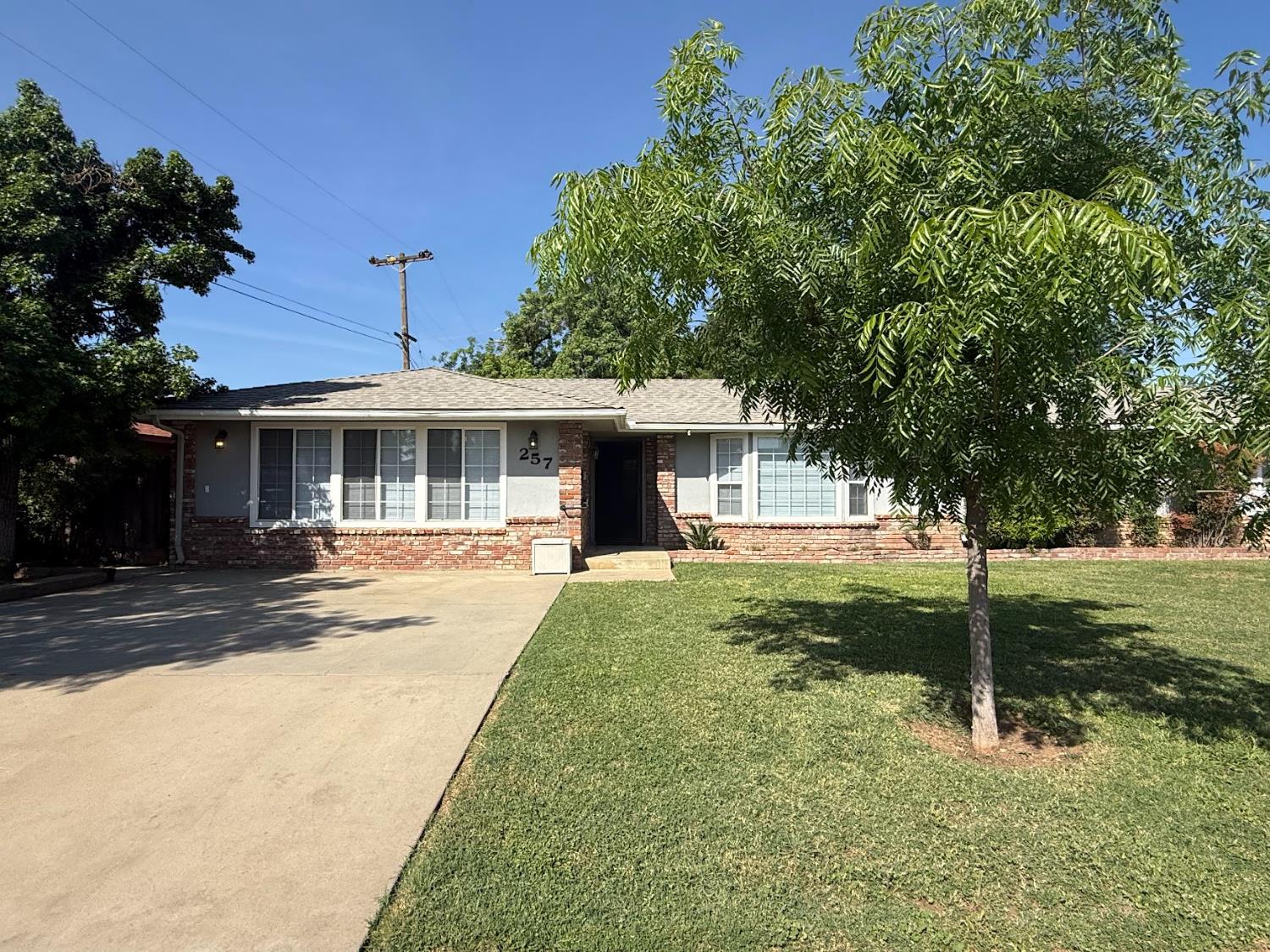 257 N Roberts Pl, Dinuba, CA 93618