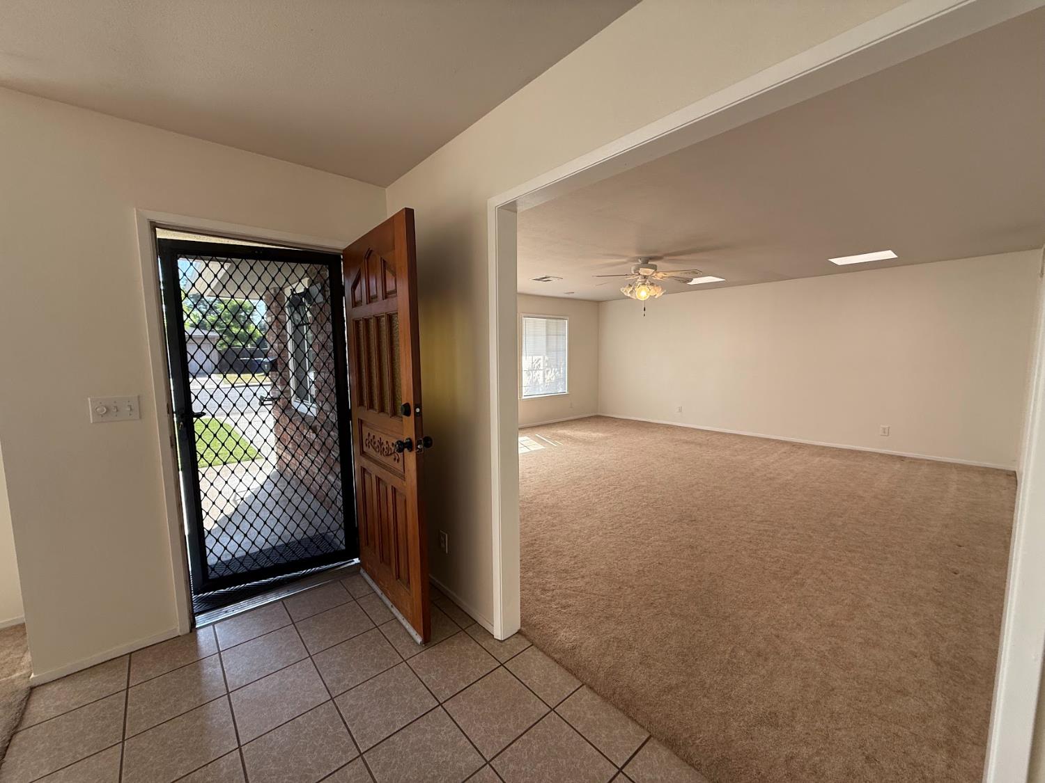 257 N Roberts Pl, Dinuba, CA 93618