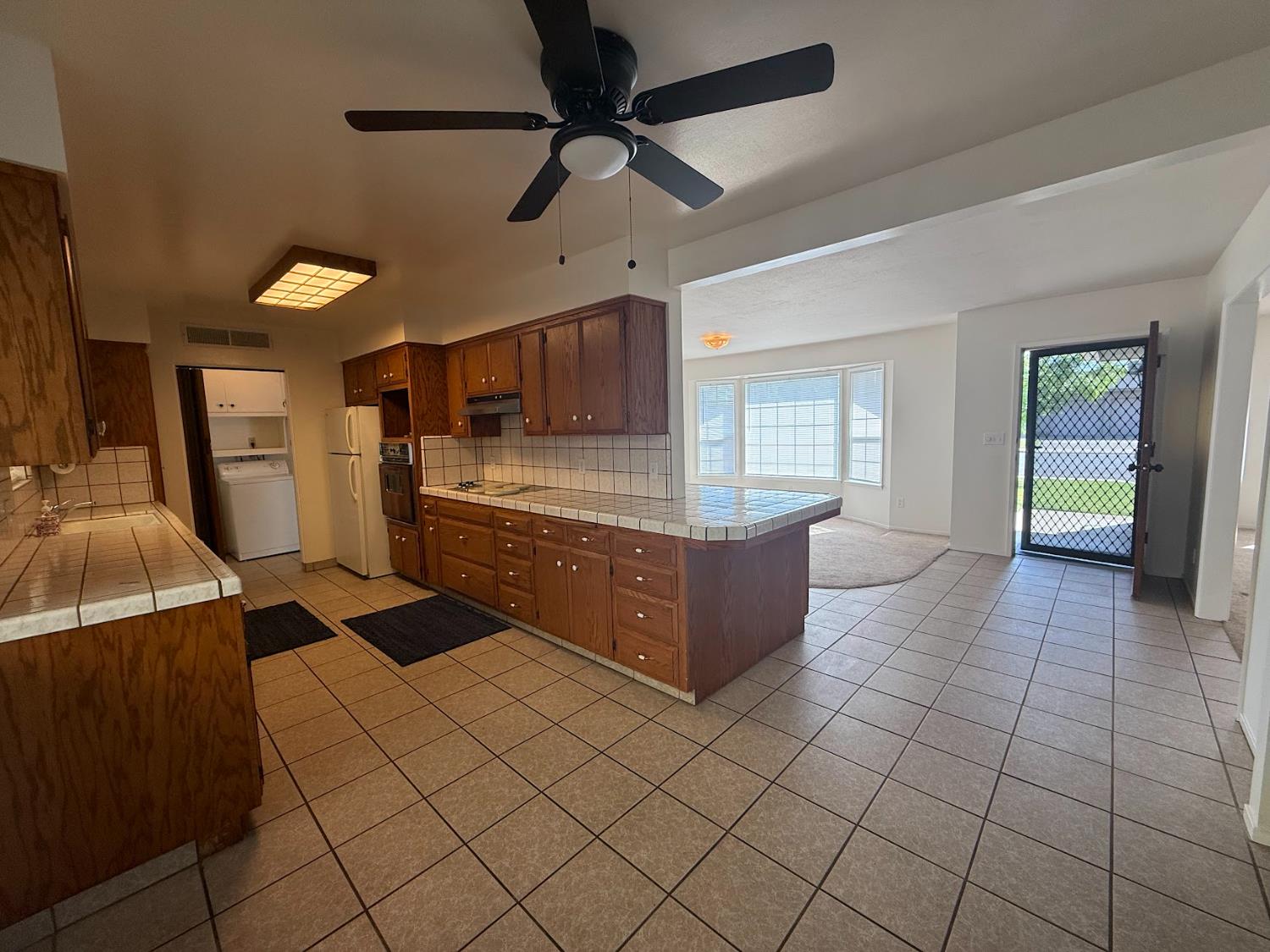 257 N Roberts Pl, Dinuba, CA 93618