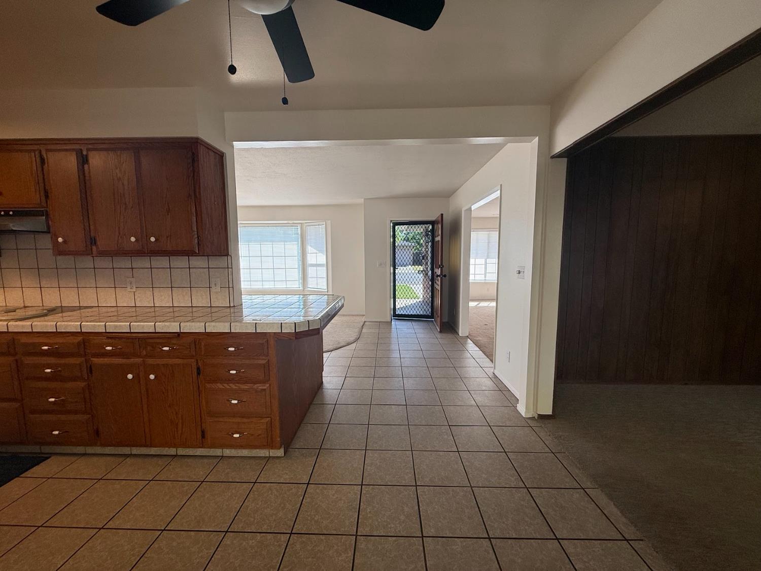 257 N Roberts Pl, Dinuba, CA 93618